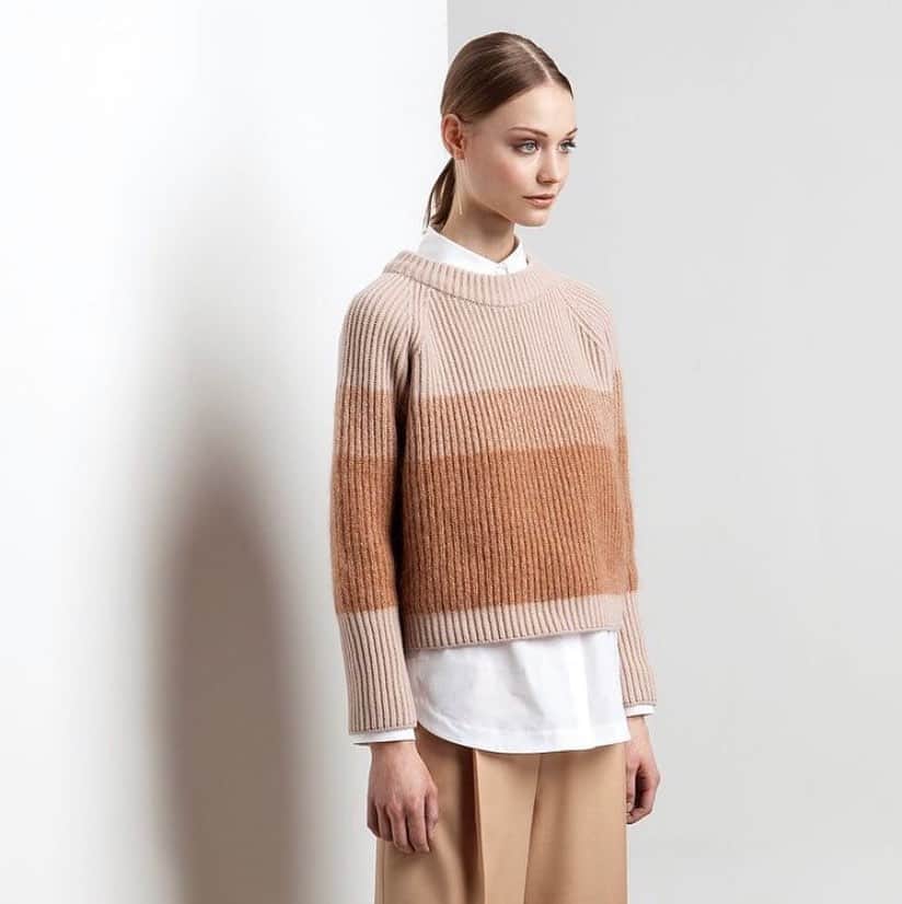 のインスタグラム：「Something warm!  Caldo al tatto, caldo alla vista e caldo sulla pelle!!! L’outfit di oggi propone un pull a 4 fili in maglia inglese in mischia nobile, lana e cashmere, con rigatura in vanisè di 1 filo di mohair Camelot! Tre i diversi filati e 4 i colori!! Caldo e avvolgente!!!🤩🤩🤩  #ootd #outfitoftheday #outfitinspiration #cashmere #cashmeresweater #cashmerelove #shopping #shoppingtime #womenswear #womenshopping #shoppingaddict #cashmereaddict #classyoutfit #classywomen #classyfashion #classystyle #fashionstyle #fashionknitwear #style #forli #forlishopping #outlet #outletshopping #madeinitaly🇮🇹   ☎️📞📲 334 8330612 ☎️ 0543 758260」
