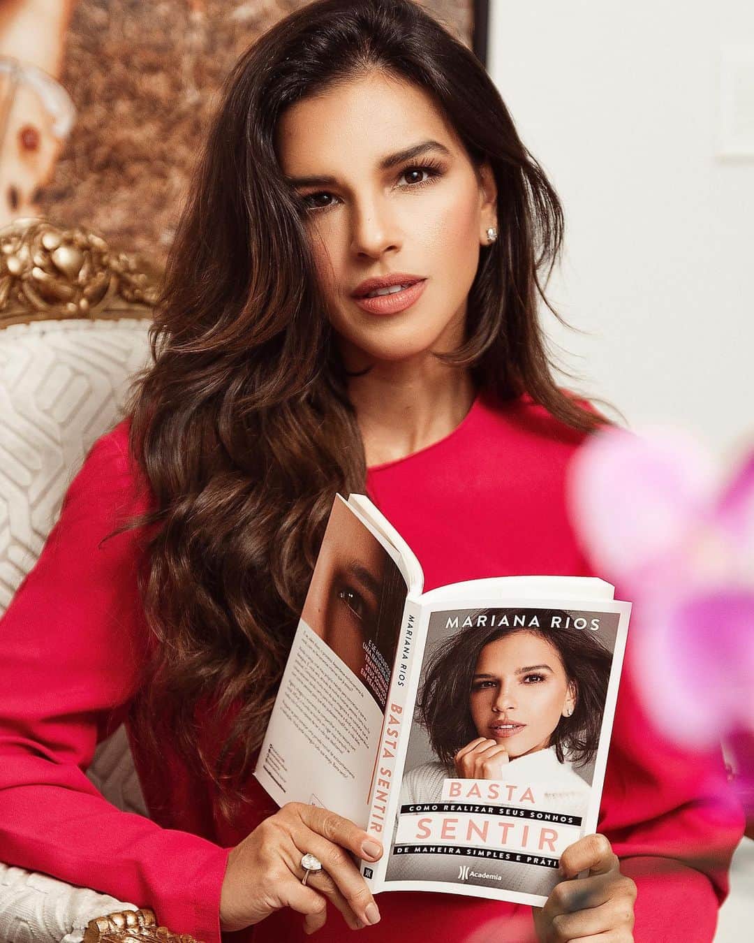Mariana Riosのインスタグラム：「Bom dia 💓🙏🏼 O que vocês tem lido?  É impressão minha ou a maioria de nós está numa busca interna mais profunda? Sentem isso!?!」