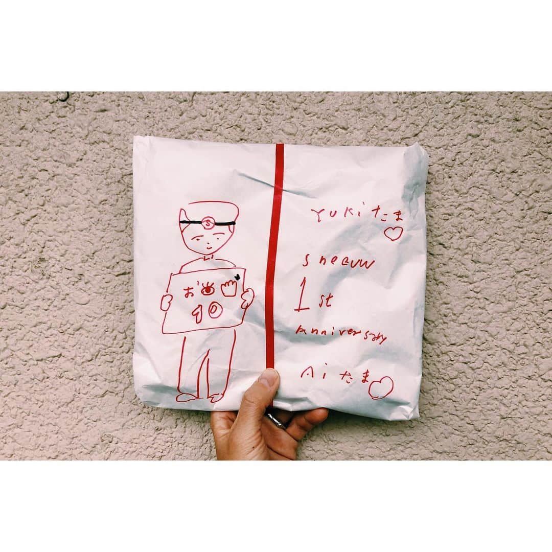 雪浦聖子さんのインスタグラム写真 - (雪浦聖子Instagram)「名は体を表す、を地でいく愛ちゃんと、キルトの話。  先週、お店1周年おめでとう！って愛ちゃんが自転車で鳥取の古道具屋さんYIIPUN UMADAさんが京都のYOU LOOK GOODでうってたというキルトを届けてくれた。 石垣島の89歳のおばあちゃんと80歳のおじいちゃんが作ってるそう。えええ！ めちゃくちゃかっこいい。 色使い、ステッチの大胆さ、諸々のバランス。 家の中で一番適当なスペースになってしまってる（アトリエがあるのもあって半物置に…）自分の部屋が、これを飾ったら急に生き生きしだした。  こんな素敵なのを、急に！優しすぎる。 あいちゃんの中には名前に由来するのか、つきない愛の泉があるみたい。 いつも誰かのことを大事にしてる。そして時々ほぼ全体重を回りに預けてるように見える時もある。世界とがっつりたっぷり関わってて、愛ちゃんのまわりはいつだって人の香りがする。そしてかわいい楽しいものに溢れてる。 いつもありがとう。結局これしかいえないわ。  あいちゃんがやってる日記企画、1日遅れの日記、も楽しいので要チェックですよ。この企画ひとつとってもすさまじい愛とパワー。」12月3日 22時17分 - sneeuw_y