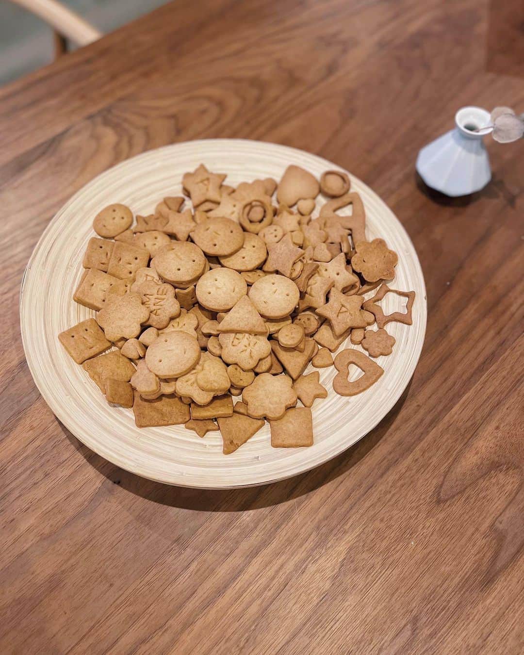 原田沙奈子さんのインスタグラム写真 - (原田沙奈子Instagram)「我が家のクッキーのレシピ（素朴タイプ）です。  ココア混ぜたりチョコ乗っけてみたりドライフルーツやナッツ加えてみたりアレンジしても良いと思います☺️  －－－ 【素朴クッキー】天板2枚分 ・薄力粉 250g ・砂糖 80g ・バター（有塩）100g ・卵 1コ ✔️室温に戻したバターをよく混ぜてから砂糖を入れてさらによく混ぜる ✔️そこに、しっかり溶いた卵を3〜4回に分けて入れて、もったりするまでよく混ぜる ✔️薄力粉を一気に入れてさっくりと混ぜていき生地を馴染ませる ※ヘラを使うとやりやすい ✔️最後は手で少しこねてひとつにまとめる ※練りすぎ注意 ✔️麺棒で伸ばし好きな型にして（厚さは5ミリ以下がオススメ）オーブンシートに乗せ、温めておいた170℃のオーブンで15分焼いて出来上がり －－－  材料4つで出来る素朴なクッキー。 もし、残ったら生地を棒状にしてラップで巻いて冷凍庫へ。 必要な時に半解凍して3〜5ミリの厚さに輪切りしてそのままオーブンで焼けるから、いつでも焼きたてが食べられる。  すごく細かい事をいうと…クッキーの厚さは4ミリが1番美味しいと思ってる。←カリカリ寸前のサクサク  そして、めんどくさいという理由で薄力粉をふるわず… でも、ダマになったこと無いからいいかなーって♡  生地も寝かさないけど… 作ってるうちに時間経つじゃん♡て。  すごく適当なのに美味しいって最高。笑  手にベタベタまとわりつかないし、すごく作りやすいと思うので☺️ 良ければ作ってみてください。  #手作りクッキー  #クッキーレシピ #サナコ_お料理#サナコ_レシピ」12月3日 22時17分 - sanakoharada