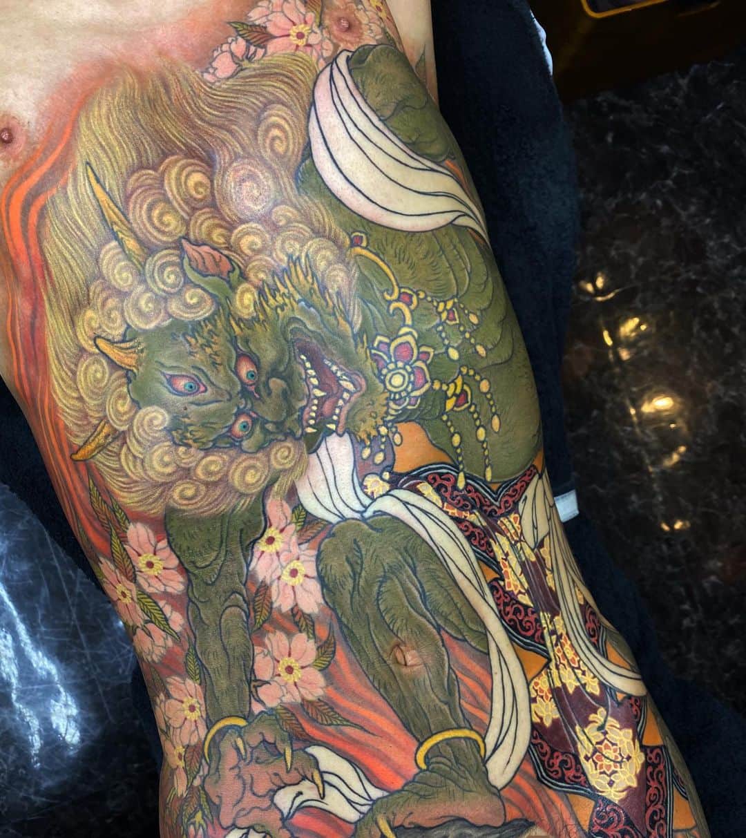 SHIGEのインスタグラム：「In progress,, Oni. just started coloring,, Thank you Tamio! @mr.fundo  Otsukaresama Deshita!  #shige #shigetattoo #shigeyellowblaze #yellowblazetattoo #黄炎 #oni #鬼 #桜 #日本刺青 #japanesetattoo #japaneseart @bishoprotary #bishoprotary @inkeeze #inkeeze #dipcaps #bishopfamily #fusionink #fusioninkproteam」