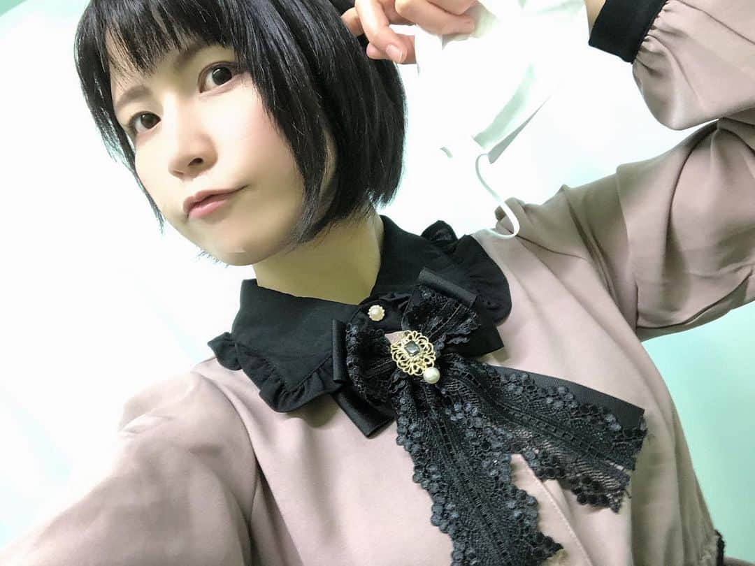 柏木あみさんのインスタグラム写真 - (柏木あみInstagram)「なんか足痛いな～って思ったら思いっきり乗り過ごしてた( ˘꒳​˘ )2駅先に着くまでまだまだかかるぞ？  写真の顎には何か付いてる。何だったんだろうか。  #黒髪ショート #新人AV女優 #投稿久しぶりだ」12月3日 22時19分 - kashiwagi_ami