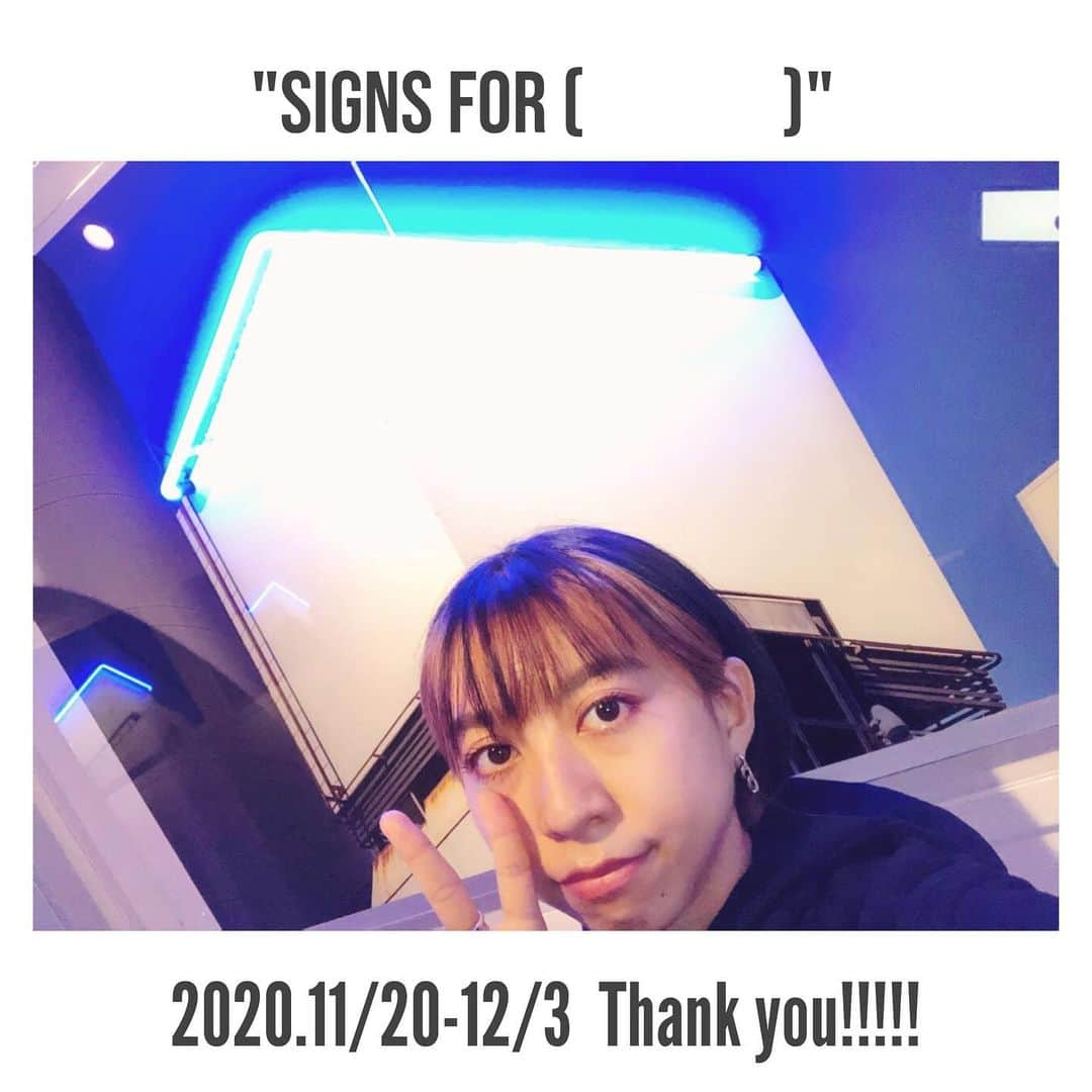 のインスタグラム：「先ほど個展最終日が無事に終わりましたー！！ 期間内に来ていただいた方、本当に心から有難うございました。 しっかり観てもらえて、温かい言葉を沢山いただけて、とにかく今までが全て報われた二週間でした…。  そしてなんと今日、ハービー山口さんも来てくださいました！(写真２枚目) お会いできると思ってなかったので、めちゃくちゃびっくりしたけど嬉しかった〜。 何故か私のポートレートを撮っていただいたのですが、ライカを構えるハービーさん、とてもレジェンドとは思えない少年のようなキラキラ感で眩しかったです。 私もいくつになっても、あんな風でありたい。  全ての人とマスクした状態でお話ししていたので、最後に私の素顔(?)と共にご報告でした。  今回の展示に全面的に協力していただいたSonyさん(特に永井さん！)、会場に流す音響を手伝ってくれた善さん @mori_zentaro 、家事を私の代わりに全部こなしてくれるY氏にも大感謝。 来年も頑張ります！！！  #photography #photo #photographer #photooftheday #art #artofinstagram #contemporaryart #fineart #fineartphotography #blue #neon #neonsign #sony #ginza #instaart #artist #ig_art #sonyimaginggallery #gallery #tokyo #現代アート #アート #銀座 #ソニー #写真 #現代美術 #展示 #個展 #ギャラリー #木村華子」