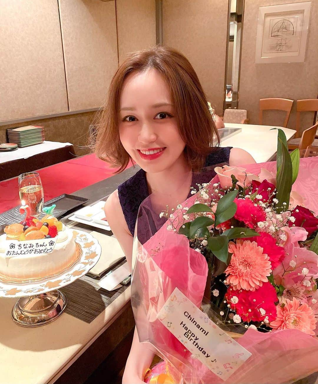 伊藤千凪海のインスタグラム：「Thank you for celebrating my birthday with me!! 🎂💐❤️ #27th﻿ ﻿ ﻿ 今年もまたひとつ歳をとりました✌🏻﻿ 毎年毎年、誕生日が嫌で（22歳くらいから笑）﻿ SNSに載せなかった年も何年かあったくらい、誕生日をスルーしたい時期が続いていました（笑）﻿ ﻿ ﻿ ずっとこのまま、若いままでいたいって思いながら日々を過ごしていたここ5年くらい（笑）﻿ でも今年はなんか違って、27歳という年齢がすごくしっくりきています（笑）﻿ 朝起きたときにみんなから届いていたたくさんのメッセージが素直に嬉しくて、心からありがとうの気持ちでいっぱいです🥰﻿ ﻿ ﻿ 今年は私の中で大きな変化もあった年で、自粛の影響もあるとは思いますが、いい意味で落ち着いたというか、前よりは大人になったなぁと。自分では思ってます（笑）﻿ ﻿ ﻿ 周りの皆様や、いつも応援してくれている方々にもそう思ってもらえるように、27歳もがんばろう💓」