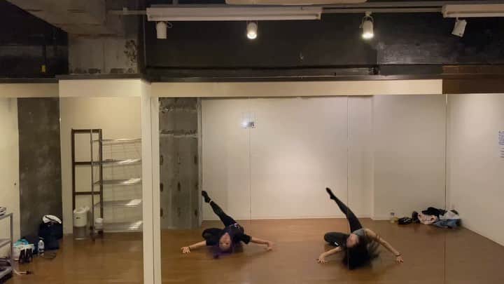 のインスタグラム：「_ . 💗Choreo by @amazonerika💗 . 🎶Savage(Capital Kaos Vogue Mix)/ @pumpdabeat . 大好きなERIKAさんに3時間みっちり VOGUEを鍛えていただきました🔥 . 盛りだくさんありがとうございました😍 . また滝汗かいて爆踊りしたいです❤️❤️❤️ . #dance#dancer#dancevideo#vogue #voguedance#voguing#voguer#voguefem #voguefemme#feminine#sexy#savage #pumpdabeat#osaka#japan#houseoforicci #houseoforiccijapan#theoricciway#ayanaoricci」