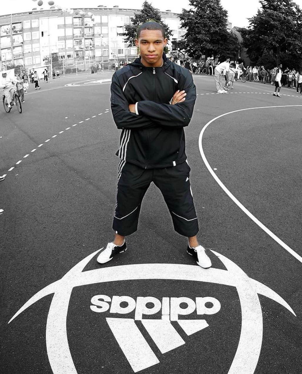 ナイジェル・デ・ヨングのインスタグラム：「Throwback to the starting days of the original @adidasfootball F50 boots! ▪️▫️ . .  Who else was rocking these ?!  #Tbt #Classics」