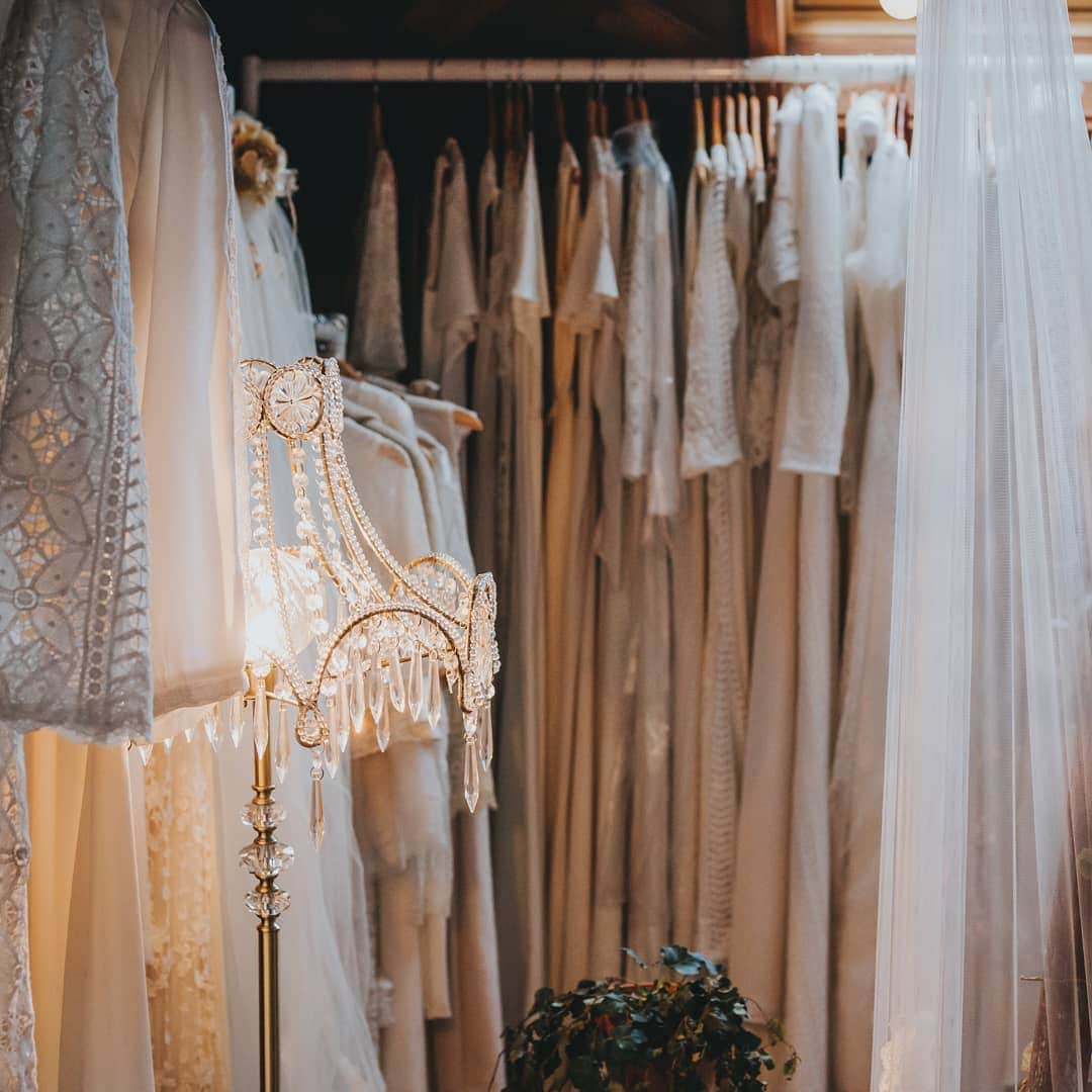 ミナのインスタグラム：「The cosiest and prettiest place to try on dresses and come to fittings! ❤ All appointments here at Indiebride are private which means there are no strange faces staring at you when trying your favourite dresses on. Book your appointment through the link in bio.⁠ ⁠ Photography: @weddingsbycassiel⁠ ⁠」