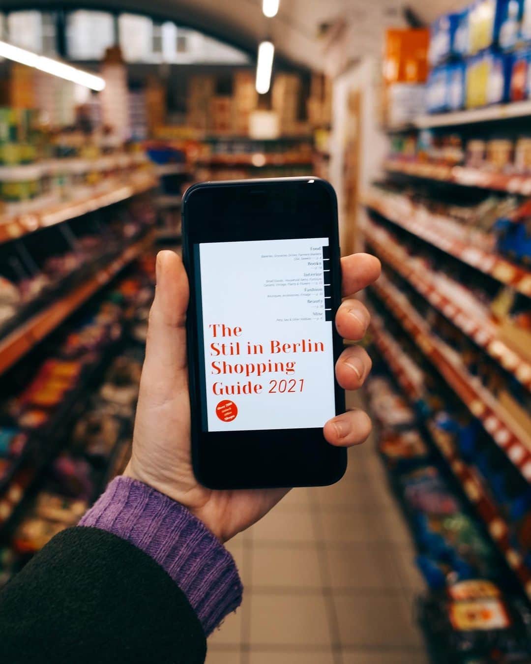 のインスタグラム：「It's here! It's finally here! I'm writing this so enthusiastically because this guide took me much longer than planned... however, it turned out I needed to recommend over 200 places to shop food, books, interior, fashion, beauty + more! So it's finally here. Just in time for gift-giving season. Get the 43 pages pdf at the link in my bio – no ads or sponsored entries – for just 5.90€ #stilinberlin   #berlin #berlinshopping #berlinguide #shoplocal #supportyourlocal」