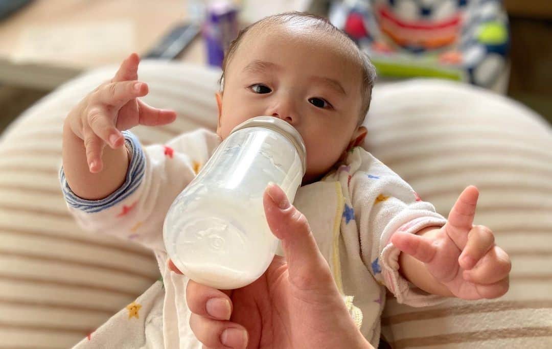 ままのてさんのインスタグラム写真 - (ままのてInstagram)「.⠀ 【ラッパー風にミルクをゴクゴク😋🍼】⠀ .⠀ .⠀ #ままのて⠀ .⠀ .⠀ ラッパーのようなポーズでミルクを飲んでいます😍⠀ ミルクが美味しくてアゲアゲなのかな？😊⠀ かわいいです😌💕⠀ .⠀ #生後5ヶ月⠀ #アゲアゲラッパー⠀ .⠀ .⠀ @sakunohaha30 様の投稿です。⠀ 素敵なお写真ありがとうございました💝⠀ .⠀ .⠀ 〈mamanote_officialのオリジナルキャンペーンへ参加しよう♡〉⠀ .⠀ お子様のかわいい動画、写真 ▶︎【 #ままのて 】⠀ @mamanote_official をフォローして、 投稿する動画や写真に合ったオリジナルハッシュタグをできるだけ多くつけて、インスタグラムにアップしてみましょう！⠀ .⠀ .⠀ 毎日、担当者が投稿をチェックして、素敵な写真と動画をピックアップして、公式アカウントで紹介します❤️⠀ .⠀ そして！！毎月、ハッシュタグごとに、@mamanote_official がピックアップした写真の中で1番｢いいね｣の多い方に、アマゾンギフト券3000円分プレゼント！当選者にはDMを送らせていただきます♡⠀ .⠀ また、動画や写真は、ままのてのFacebook、 またはウェブサイト 「ままのて」内の記事で紹介させていただきます🙌⠀ .⠀ .⠀ #赤ちゃん#ママタイム#ベビスタグラム#令和ベビー#プレゼント#キャンペーン#キッズモデル#モニター#ベビーモデル#新米ママ#成長記録#子育て#育児ママカメラ#ママ撮#スマイル育児#こどもと暮らす#子育て記録#育児記録 #お出かけ#親バカ部#赤ちゃんのいる生活#離乳食#美味しい#ミルク#アゲアゲ#ミルクのみベビー」12月3日 22時29分 - mamanote_official