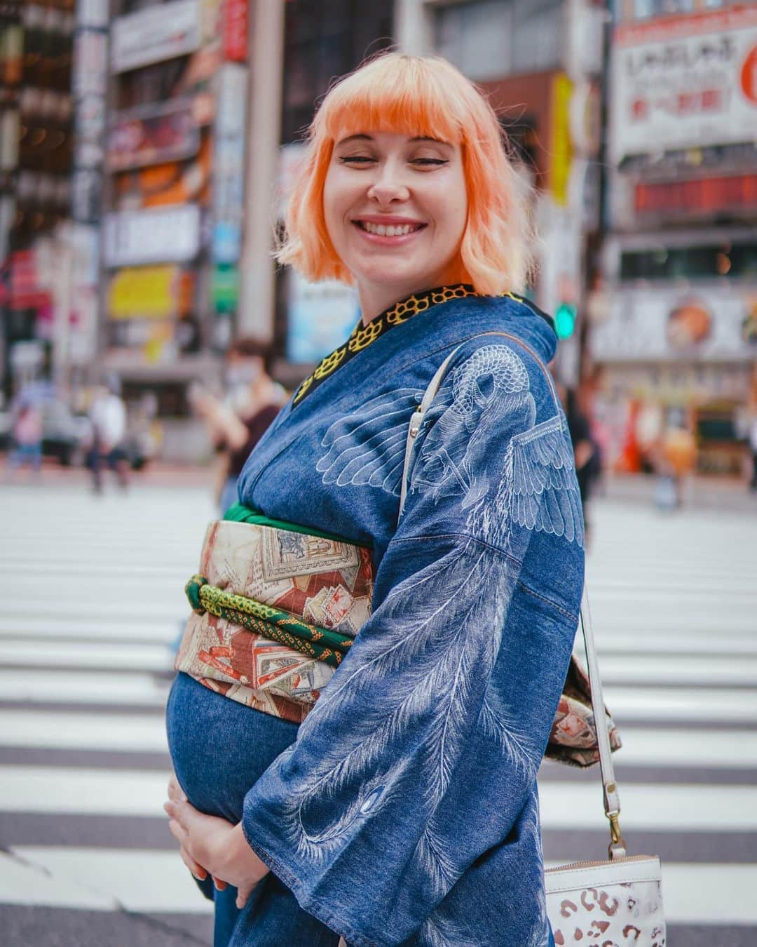 Anji SALZさんのインスタグラム写真 - (Anji SALZInstagram)「Can’t believe I am still pregnant at this point 😅 Why was I even worried I might be early lol 😆 Now 8 days overdue and someone seems to still be reluctant to make its way out. 😫🙄 Kinda rude - and exactly like it’s mother it seems 🤭 No time to get anything done else than exercising and visiting hospitals every two days 😴💤  今の時点で、もう子供がそばにいるかと思ったけど、、 8日遅れのワガママな子だね。🙄😝　お母さんと似てるかも。 早く出ておいで〜〜  #kimono #pregnancy #japan #妊娠後期 #妊娠41週」12月3日 22時31分 - salztokyo