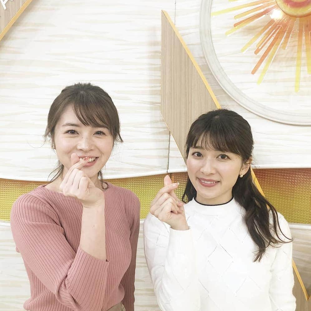 TBS「はやドキ！」のインスタグラム：「きゅんからの﻿﻿ ぎゃきゅんです💓﻿﻿ ﻿﻿ ﻿﻿ "ぎゃきゅん"とは﻿﻿ "きゅん"の逆、逆きゅんを、ぎゃきゅんというそう…！！﻿﻿ ﻿﻿ わたしもよく分かっていませんが！(笑)﻿﻿ TikTokで流行っているそうです🎶﻿﻿ ﻿﻿ 耳にしたら早速使ってみたいもの、﻿﻿ 指のポーズも逆にして﻿﻿ "ぎゃきゅんです"やってみました🍒﻿﻿ ﻿﻿  ※撮影の時だけマスクを外しています。  皆川  ﻿﻿ #きゅんです﻿﻿ #ぎゃきゅん﻿﻿ #流行り言葉﻿﻿ #山本里菜﻿﻿ #皆川玲奈﻿﻿ #アナウンサー﻿﻿ #はやドキ﻿﻿ #tbs﻿﻿ ﻿﻿」
