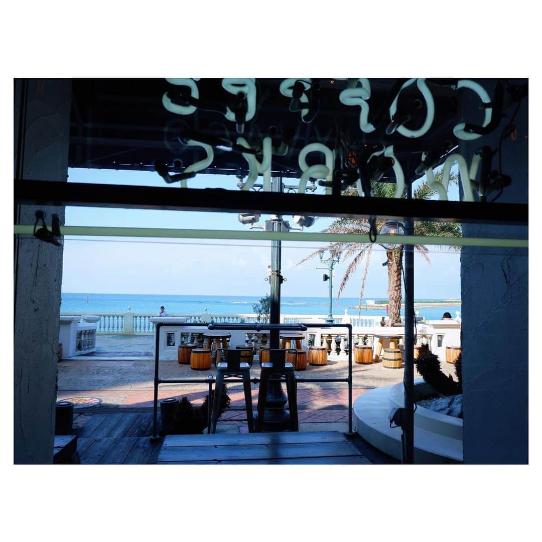 羽舞咲さんのインスタグラム写真 - (羽舞咲Instagram)「🎗Cozy Cafe﻿ ﻿ 朝のお散歩﻿ ﻿ 海沿いにたくさん﻿ カフェやレストランが並ぶなか﻿ ﻿ 直感的に﻿ ここがいいなって﻿ ﻿ コーヒーが飲めないのだけど﻿ カフェインレスのティーを﻿ ていねいにおすすめしてくれて﻿ ﻿ とっても居心地いい﻿ 朝カフェ時間となりました (*´-`*)﻿ ﻿ ﻿ ________ EVENT INFORMATION ________﻿ ﻿ 📸12/12（土）﻿ 東京散歩！ナチュラルポートレート撮影会﻿ （日程＆場所フリープランも好評受付中‼︎）﻿ ﻿ 📻インターネットラジオ（毎週水曜日オンエア）@jingumae.fm﻿ 「羽舞咲のゆるゆるビューティ研究所」﻿ ﻿ 🧘‍♀️「EMARY」@emary_online﻿ 体験レッスン0円‼︎﻿ ヨガ・ダイエット・カラーセラピー・美腸﻿ 話し方・恋愛・片付け・マインドフルネス﻿ などなどすべて受け放題！﻿ ﻿ 心を込めてお届けします♡﻿ ﻿ @herbemi﻿ プロフィールリンクをチェック！！﻿ ﻿ ____________________________________﻿ ﻿ #travel #mylife #yogainstructor #beautifulmind #beauty #naturallife #goodscene #simplelife #暮らすように旅する #海好き #南国旅行 #旅人 #リゾートライフ #セルフラブ #旅好き #モデル #旅行好き #カフェ好き #沖縄 #ナチュラルライフ #ライフスタイル #自分を好きになる #海沿いカフェ #北谷 #自然派 #南国リゾート #沖縄カフェ #ビーチリゾート #沖縄好き #インテリア﻿ ﻿」12月3日 22時33分 - herbemi