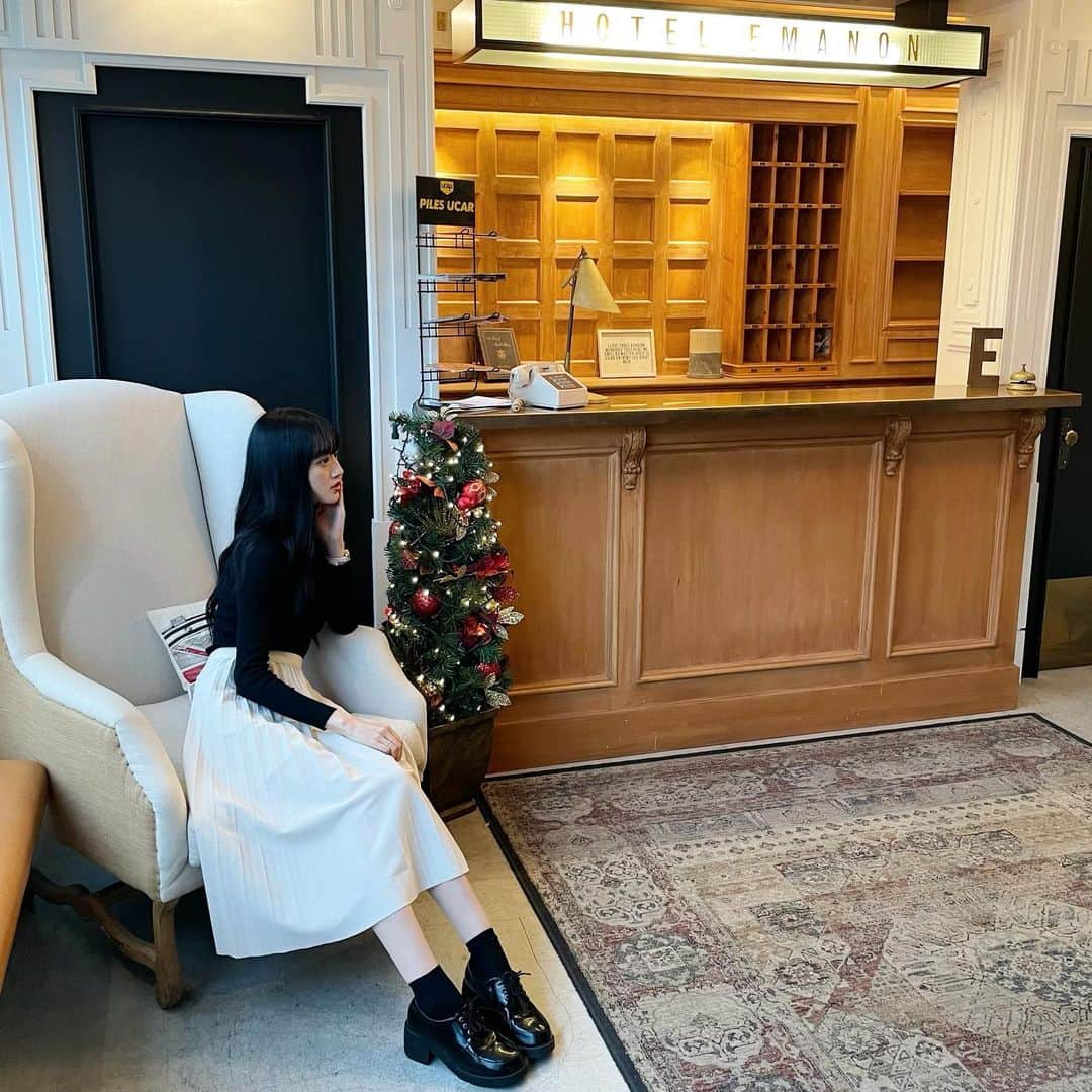 桃さんのインスタグラム写真 - (桃Instagram)「﻿ #hotelemanon ❤︎﻿ ﻿ ﻿ ここのカフェ外観も中も可愛かった🖤﻿ ﻿ ﻿」12月3日 22時34分 - momo.1121_
