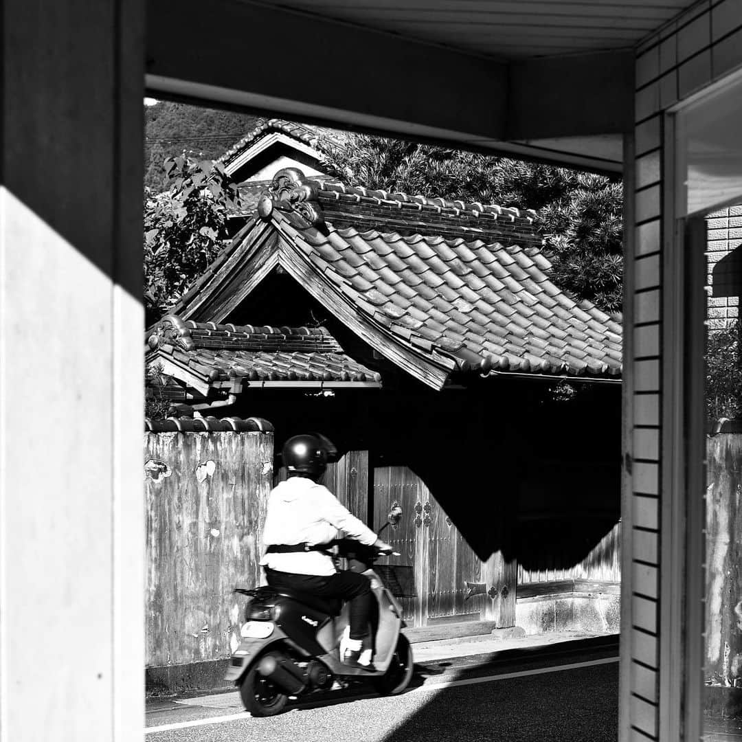 naotakeのインスタグラム：「門 - Gates / D810 & Snapseed, 20201204 . . バイクにまた乗りたいが、大型解禁してリッターバイクにするか、手軽なクォーター（死語）にするか。悩むのは両者でさほど金額差がないところ。 . . #spicollective #royalsnappingartists #infamous_family #rsa_main #infinity_photo_cult #2_fineart #jp_gallery_member #jp_gallery_bnw #trb_bnw #wp_bnw  #bnw_life #bnwlife_member #bnw_life_shots #bnw_captures #world_bnw #top_bnw #team_jp_ #team_jp_モノクロ #ig_energy_bw #ig_nihon #streetphotographybnw #igersjp #blackandwhite #bnw #bnwphoto #monochrome #bw #bnwphotography #nikon #d810」
