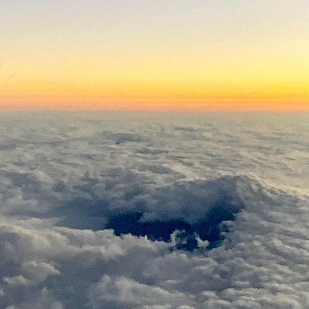 パパイヤ鈴木さんのインスタグラム写真 - (パパイヤ鈴木Instagram)「雨雲が分厚くて埋もれてる。 これもまた風情かもね(^^) #富士山」12月3日 22時36分 - papaya_suzuki