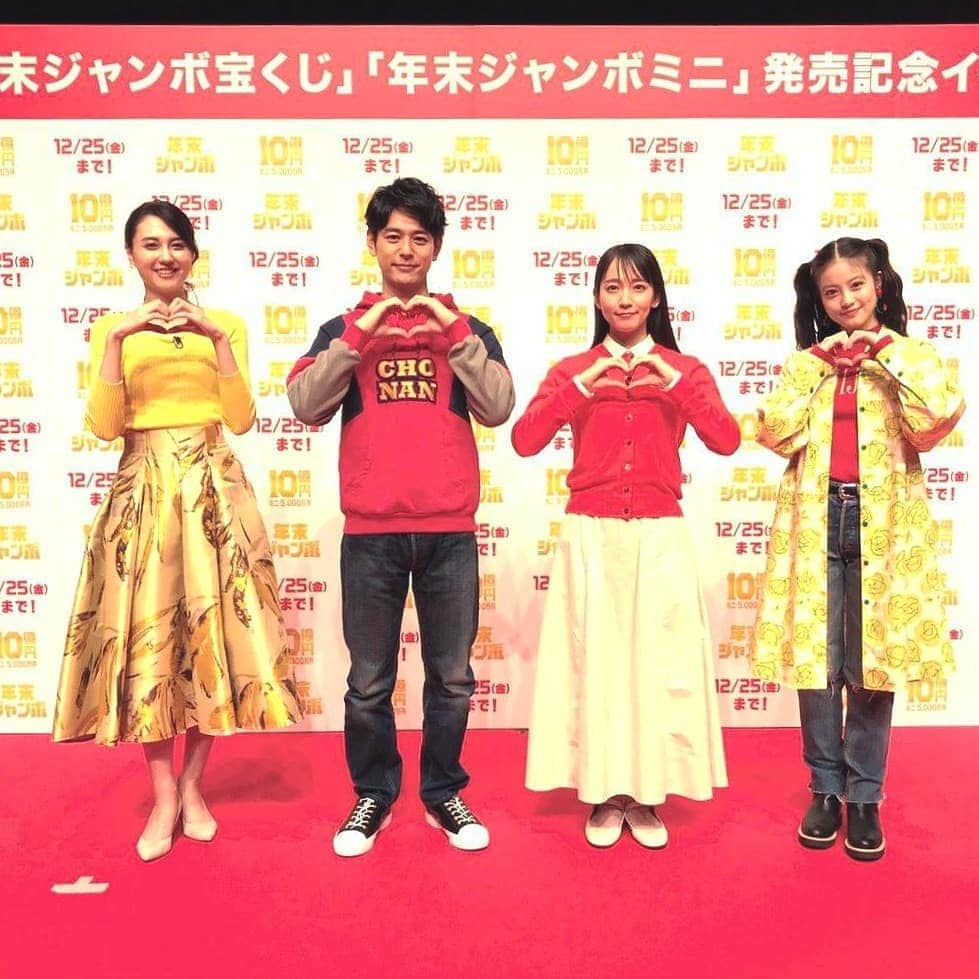 TBS「はやドキ！」のインスタグラム：「年末ジャンボ宝くじのイベントで﻿﻿ 妻夫木聡さん、吉岡里帆さん、今田美桜さんを直撃🎤﻿﻿ ﻿﻿ CMでは兄弟役を演じ、インタビュー中もそれぞれのエピソードで盛り上がり、仲の良さが伝わってきました😊﻿﻿ ﻿﻿ もし10億円が当たったら～？﻿﻿ 妻夫木さんは、家と別荘を建てたい！とかなり現実的な答えを💡﻿﻿ ﻿﻿ 今田さんは、家事が得意ではないそうで﻿﻿ 掃除用など役割ごとにロボットを一台ずつ欲しい！とのこと🤖﻿﻿ ﻿﻿ 吉岡さんには、ゲン担ぎの方法を聞いてみると…﻿﻿ ﻿﻿ お部屋を掃除をして、床や水回りもピカピカに✨﻿﻿ 大事な撮影や舞台の前には必ずしているそうですよ😉﻿﻿ ﻿﻿ ﻿﻿ インタビューに答えてくださり﻿﻿ ありがとうございました❗️﻿﻿ ﻿﻿  ※撮影の時だけマスクを外しています。  ﻿﻿ 皆川﻿﻿ ﻿﻿ ﻿﻿ #妻夫木聡 さん﻿﻿ #吉岡里帆 さん﻿﻿ #今田美桜 さん﻿﻿ #直撃🎤﻿﻿ #山形純菜﻿﻿ #アナウンサー﻿﻿ #はやドキ﻿﻿ #tbs」