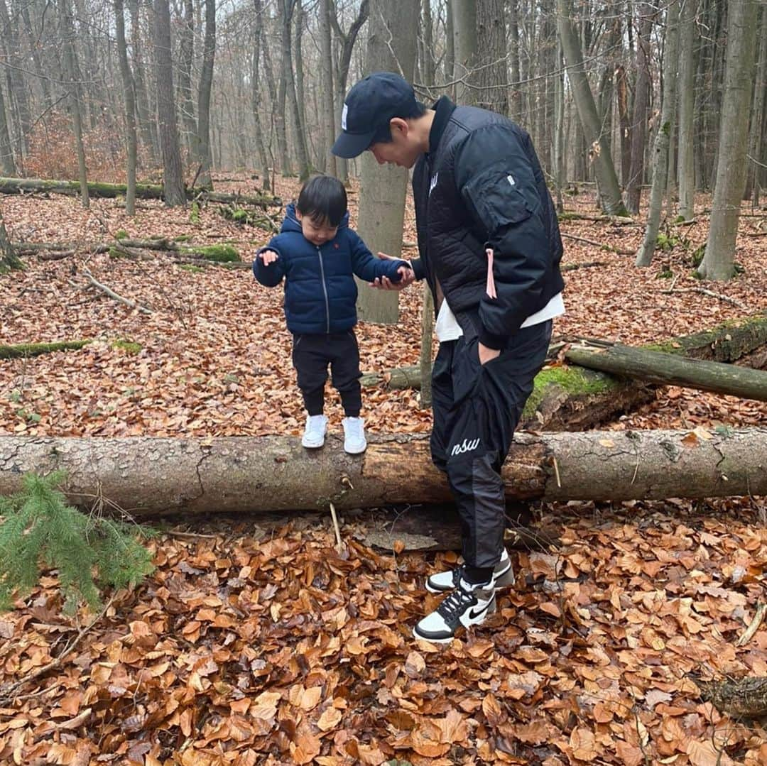 鎌田大地のインスタグラム：「Spazieren 👨‍👩‍👦  #jordan1 #dark mocha #nike @niketokyo」