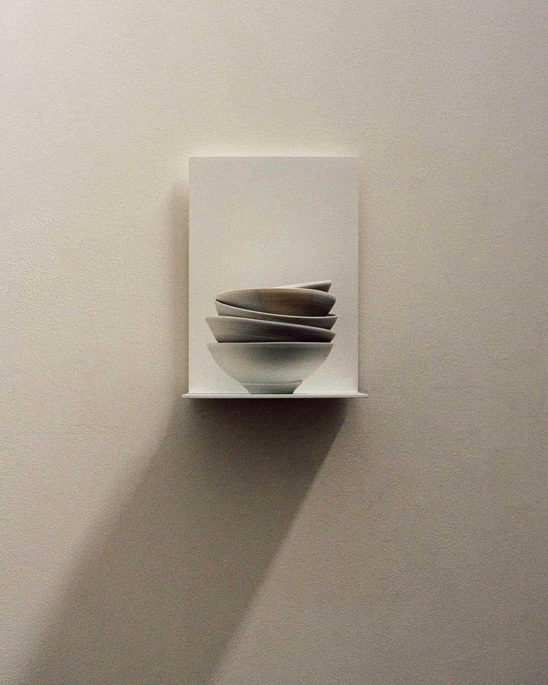 C E R E A Lのインスタグラム：「“There are forms and materials which seem to work particularly well with fingers and hands and arms and bodies,” says Edmund de Waal. “There is a type of kindness — you feel it in the resistance of clay, or the way words are arranged on a page. And then there is the endlessness of the making process itself; it’s iterative, it takes you back — you know you’re not going to run out of clay, you know that the next vessel has to happen, and the vessel after that, and the vessel after that. Making takes you to a space which is not about good conclusions, it’s about positive being.”  A Type of Kindness: In Conversation with Edmund de Waal.  📷: @rvstapleton 🖊: Matilda Bathurst  From Cereal Volume 20. Order a copy via the link in bio to read the full story. #edmunddewaal」
