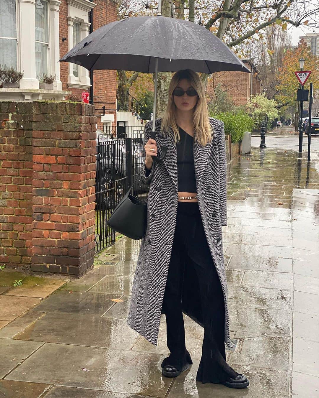 Camille Charriereさんのインスタグラム写真 - (Camille CharriereInstagram)「Came out to investigate the snow as per forecast. Can confirm: it’s rain」12月3日 22時38分 - camillecharriere