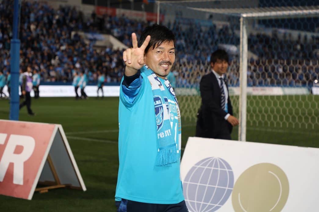 松井大輔さんのインスタグラム写真 - (松井大輔Instagram)「またカズさんの隣でサッカーできた事。  J1昇格という最高の瞬間を迎えられた事。  僕のサッカー人生において貴重な思い出、新しい出会いをたくさん頂きました。まだこのユニフォームを着ていたい気持ちも正直あります。ですが、僕は新しい挑戦に向かうことにします。  サポーターの皆様 横浜FCに携わる皆様 3年間本当にありがとうございました。  #移籍 #とか言って #すぐ帰ってきたりして #がんばる #笑」12月3日 22時39分 - matsuidaisuke_official
