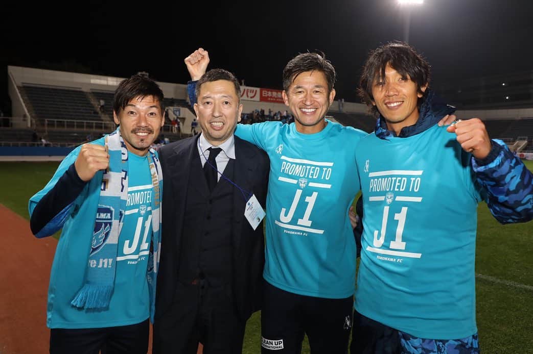 松井大輔さんのインスタグラム写真 - (松井大輔Instagram)「またカズさんの隣でサッカーできた事。  J1昇格という最高の瞬間を迎えられた事。  僕のサッカー人生において貴重な思い出、新しい出会いをたくさん頂きました。まだこのユニフォームを着ていたい気持ちも正直あります。ですが、僕は新しい挑戦に向かうことにします。  サポーターの皆様 横浜FCに携わる皆様 3年間本当にありがとうございました。  #移籍 #とか言って #すぐ帰ってきたりして #がんばる #笑」12月3日 22時39分 - matsuidaisuke_official