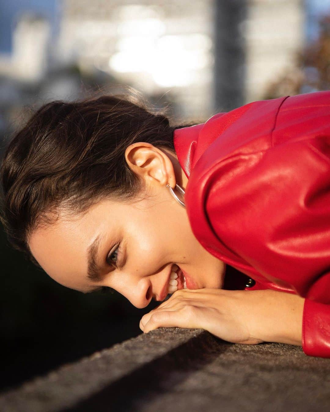 のインスタグラム：「Confidence and self love take over you when you are able to look in the mirror and admire all the little things you didn’t like in yourself before. When you accept your “imperfections”, they become your uniqueness, your allies.  When I was little, people use to make fun of my forehead for its shape, I was very bullied by school kids and even family members (everyone have that silly cousin right?) and my gosh, did I get a complex about that? haha yes I did. For many years.  Then one day, I saw a huge painting of a Congolese woman 3 meter by 2, and she had the same forehead, the same nose, and the same lips as mine but with a dark skin color and deep black eyes. She looked like a queen and I was mesmerized by her.  After that I did one of those ancestry DNAs tests and discovered that I was 9% from the Congo.  Of course I’m a very creative person and in my mind I thought maybe I was related to the confident woman in the painting somehow. Well maybe I am.   Our ancestors, we carry so much from them, not just physically but energetically.   What I’m trying to say is that it took me many years and a 3 meters tall painting for me to admire myself in the mirror the same way I admired that painting. “All the love I gave to the woman in the painting could’ve been the love I gave to myself” I thought.   I changed the relationship I had with myself, everyone noticed, few days after my beloved hair stylist @stephanelancien looked at me and said “I love your forehead, you are like a queen”   And that’s the moral of the story.」