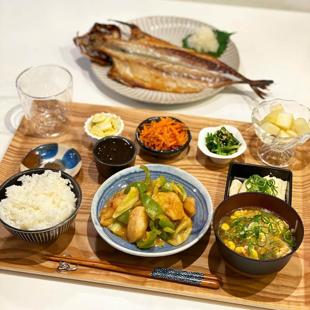 姫野れみのインスタグラム：「#石毛家の食卓 👨🏿‍🍳 #ちゃんとoisix "Day３📖"  🐓#やわらか鶏むね回鍋肉 🐟#鯖の干物 🥕#にんじんナムル (oisix) 🥬#ほうれん草のおひたし 🥗#キャベツとたまごのおかかサラダ (oisix)  🥚#湯葉刺し 🌊#もずく酢 🍚#白米 🍲#はるさめとたまごの中華風スープ (oisix) 🍐#ラフランス  柔らかい鶏胸肉で回鍋肉という発想がなかった上に とっても美味しかったので これから取り入れていこうと思います🥰  頂きものの鯖の干物は２人でも食べきれないほど 大きくて脂がのってて美味しくて感激でした🥺✨  #oisix #dinner #food #cooking #kitoisix #サッカー選手のごはん #アスリートフードマイスター #オイシックス #プレミアムモニター #料理 #夕食 #アスリート飯 #夜ご飯 #夜ごはん #手作り料理 #手作りごはん #おうちごはん #レシピ」