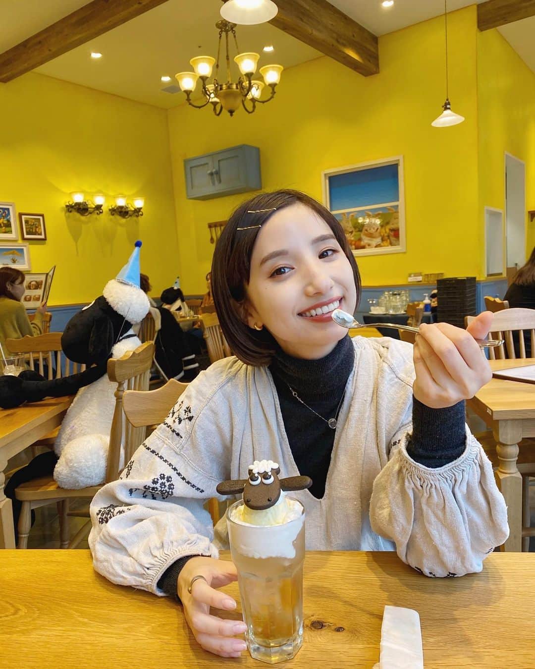 谷奥えまのインスタグラム：「先日ひつじのショーンのカフェにお邪魔しました♬  大好きな空間に居るだけでめっちゃテンション上がりますꉂ(˃̤▿˂̤*ૢ)'` 因みに25周年だそうです、、、同い年だ！嬉しい♡」