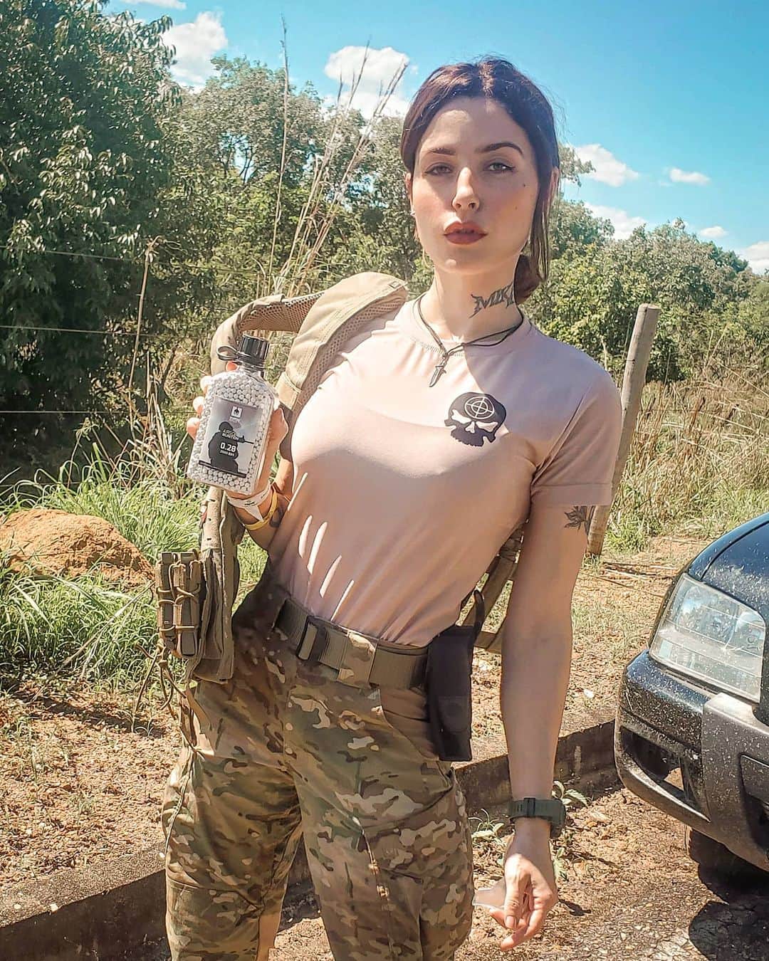 Anna Vargasのインスタグラム：「Essa garrafa de 2000 BB's da @spartanairsoftmunition foi perfeita pra Op Cascavel, já que cada jogador tinha direito a 1000 munições por dia e o evento oferece 2 dias de jogo. Na verdade, acho que não cheguei a usar 2 carregadores midcap nos 2 dias, mas estava preparada. Sou bem econômica normalmente. Não sou do tipo que sai atirando loucamente e o full auto é praticamente inutilizado nas minhas armas. Mas, além desse fator, ainda estava desempenhando o papel de médica. Quando você se propõe a ser o médico do squad, atirar se torna secundário. Tem outras pessoas pra fazer isso. Você precisa se resguardar mais, porque se morrer, pode comprometer todo o squad. Sua missão é resgatar feridos, salvar vidas, colocar o jogador de volta em campo. Se vier uma kill de bandeja pra você, ótimo! Mas se você estiver focado em trocar tiro com o adversário, enquanto seus companheiros estão sangrando ao longo do campo de batalha (indicado pelo pano vermelho), você não está desempenhando bem a sua especialidade. Sendo assim... atirei pouquíssimo. Quando atirei foi pra dar supressão para que meus companheiros pudessem mudar de posição ou se abrigar de uma situação de risco. Poderia muito bem ter ido só de pistola pra não ficar completamente desarmada e ganhar mais mobilidade, mas também gosto do desafio físico de ter que correr, rolar, rastejar, pular, por terrenos bem acidentados algumas vezes, usando equipamento completo. Porque, nesse jogo específico, o equipamento foi só um peso, uma limitação a mais. Mas há outras situações em que ele se torna indispensável e se eu não estiver condicionada a usá-lo, a chance de eu desempenhar bem minha função, apesar do equipamento, diminui muito. Ser médico não é pra todo mundo. No airsoft não é, na vida real, muito menos. Não é todo mundo que topa de bom grado passar horas em campo, investir horrores em viagens, inscrições, equipamento de ponta, pra chegar lá e não ter uma só kill na conta pra se gabar com amigos depois... Particularmente eu adoro atuar como médica. Além de me sentir extremamente útil, cada salvamento bem executado pra mim é uma vitória, assim como um tiro bem colocado. Quanto mais desafiador, mais satisfatório é. 👩」
