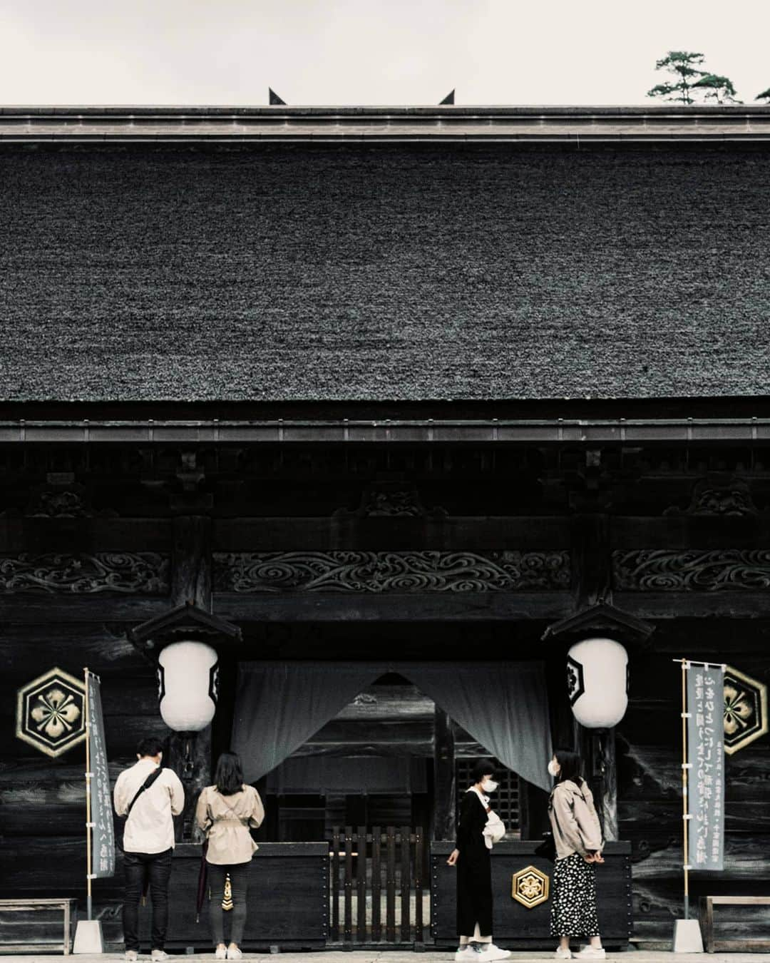 6151さんのインスタグラム写真 - (6151Instagram)「出雲大社｜しまねの旅。   縁結びの神様にご挨拶。 縁結びというとなんとなーく恋愛を思い浮かべてしまいますが 出雲大社はあらゆる良縁を手繰り寄せてくれるのだそう。   お参りのお作法は「2礼、4拍手、1礼」 少し緊張しながら手を合わせてきた。   良いご縁に導いてもらえますように。   -----   Hanako no.1191 1月号 @hanako_magazine  #HanakoTravel にて掲載中です。   店頭でお見かけの際はぜひお手にとってご覧ください。 電子版もあるので見てね📖」12月3日 22時50分 - 6151