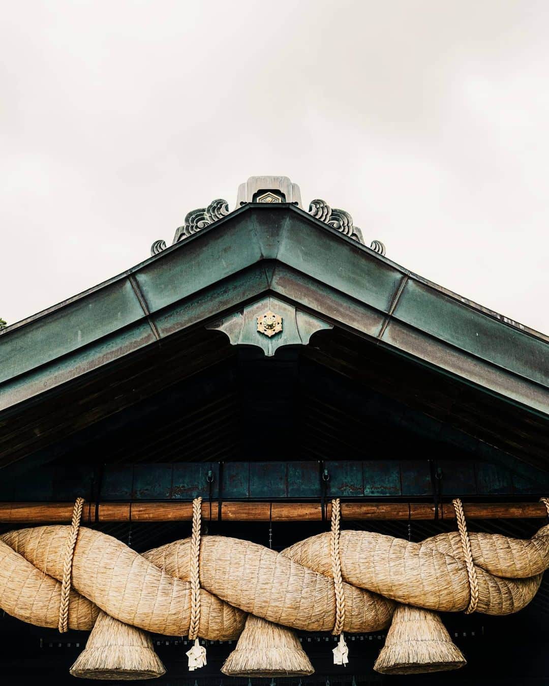 6151のインスタグラム：「出雲大社｜しまねの旅。   縁結びの神様にご挨拶。 縁結びというとなんとなーく恋愛を思い浮かべてしまいますが 出雲大社はあらゆる良縁を手繰り寄せてくれるのだそう。   お参りのお作法は「2礼、4拍手、1礼」 少し緊張しながら手を合わせてきた。   良いご縁に導いてもらえますように。   -----   Hanako no.1191 1月号 @hanako_magazine  #HanakoTravel にて掲載中です。   店頭でお見かけの際はぜひお手にとってご覧ください。 電子版もあるので見てね📖」