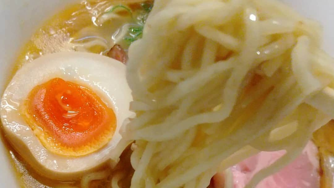 おぎたともこさんのインスタグラム写真 - (おぎたともこInstagram)「【ラーメン食べた( °∀° )/ 】 鯛だしらぁ麺と鯛めし  鯛のだしがめっちゃでとるー 麺もおいしい！ ほんで鯛めしは、そのまま食べたあとに、ラーメンのスープをかけて食べるよー  はい、おいしい！！！  ずっとおいしいよー わたしが鯛だったら、このラーメンのスープになりたい  ラーメンを食べながら、次はいつ来れるか考えてしまうお店 すぐ来たい  #このみ #おぎたともこ #鯛だしらぁ麺 #鯛めし #広島グルメ #広島ラーメン #すし久 #横川 #横川グルメ #はいおいしいやつぅ #ラーメンのスープを鯛めしにかけるよ」12月3日 22時52分 - konomiogitatomoko