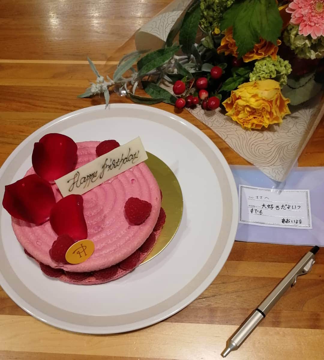 Kaori Takinoのインスタグラム：「2020.12.02 お誕生日に、夫からはピエール・エルメのイスパハン。娘からは花束。息子からボールペンをもらいました。 自分へのプレゼントとして整骨院でマッサージと美容鍼を受けてきました。  私は最高の人生を歩んでいると思う。前世の私はきっとたくさんの功徳を積んだのでしょうww  39才。 楽しいことだけ選びとって生きていきたいって本気で思ってます。  #誕生日#39才#39才の決意表明#いつも楽しく過ごしたい#ピエール・エルメ#イスパハン#花束#ボールペン#jetstream #0.28は細いだろ」
