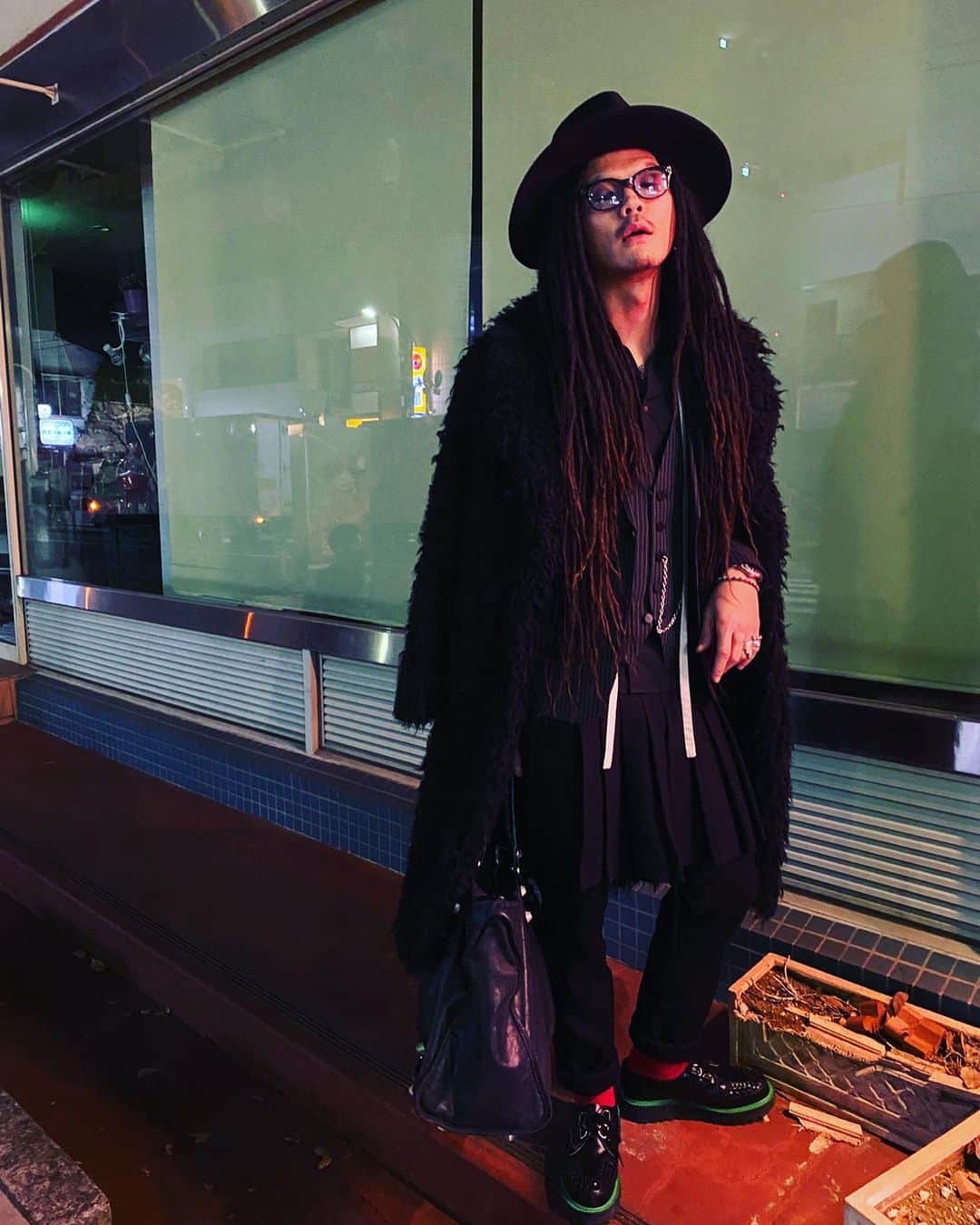 庄村聡泰のインスタグラム：「やっぱこう言う格好が1番背筋伸びるし、胸も張れるんだよなあと言う行為  頭#kijimatakayuki  眼#古着 外套#saintlaurent ファーコート好き 上#roen ベストも同じブランド。チェーン付き 中 は昔からよく着ているシャツ。白いだらーんは結べばリボンタイになります。ハロウィンら辺←誤字修正致しました🙇‍♂️で着てたヤツもこれ 下#dietbutcherslimskin スカート付き 靴下#supreme 差し色の赤 靴#fullbk 差し色のネオングリーン 鞄#balenciaga 愛用」