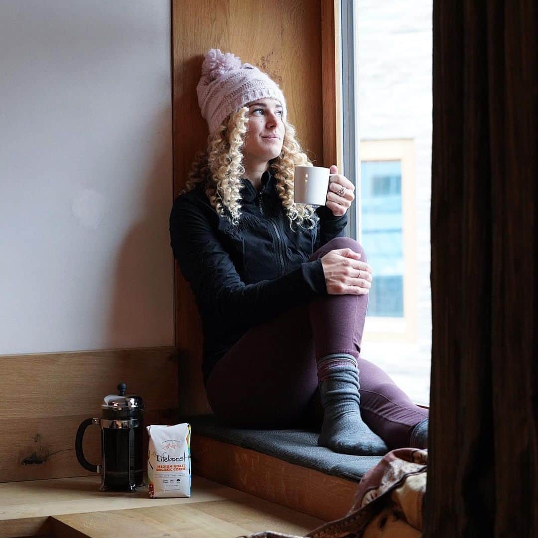 リンゼイ・ジャコベリスのインスタグラム：「The morning grind is a little easier when I have my coffee 😉 @lifeboostcoffee use code LINDSEY30 to get 30% off any coffee - link in story」