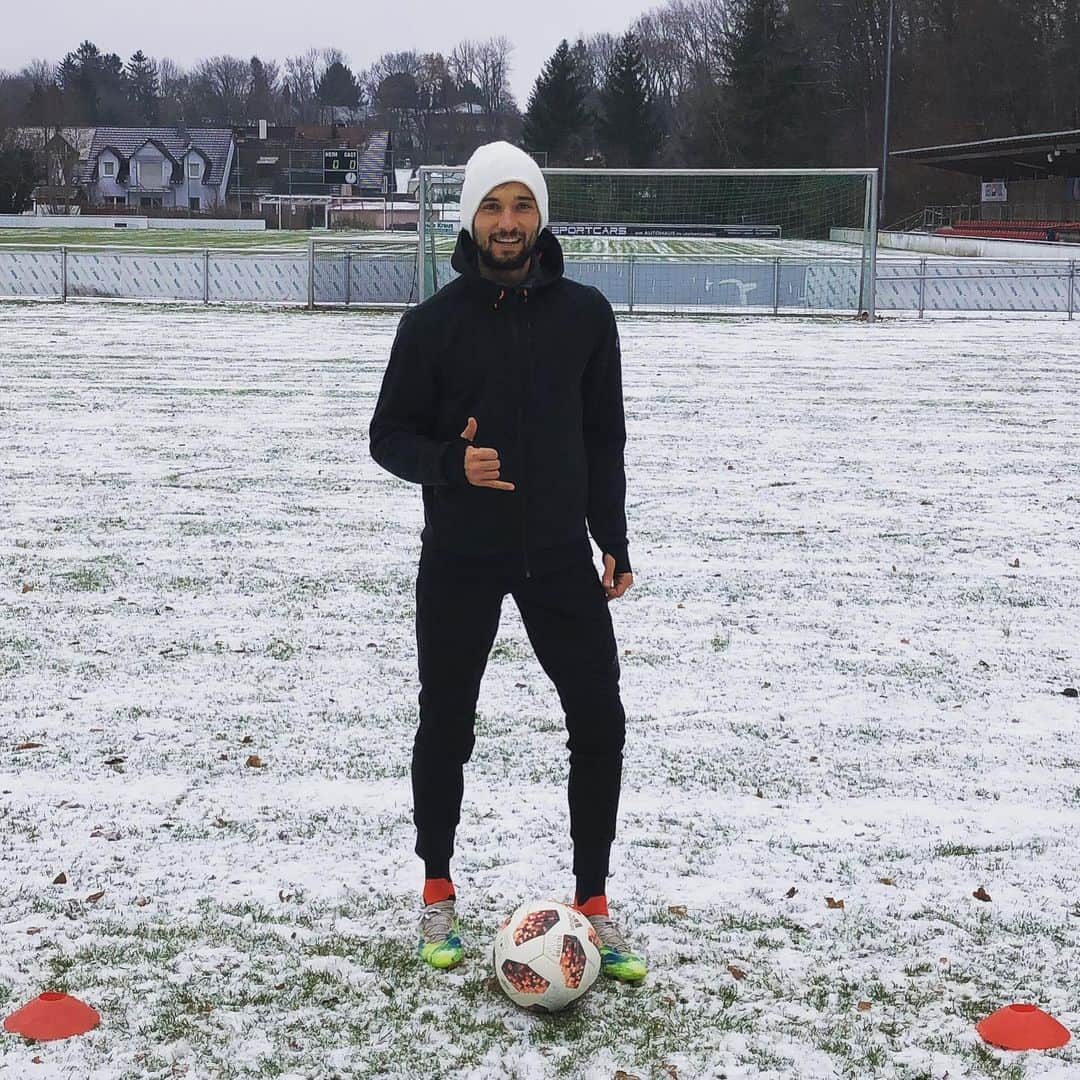 モリッツ・ライトナーのインスタグラム：「Do what you love, whenever & wherever you can & want! It’s your desicion 💥⚽️❄️ #football #training #fitness #workout #action #strength #fun #love #motivation #munich」