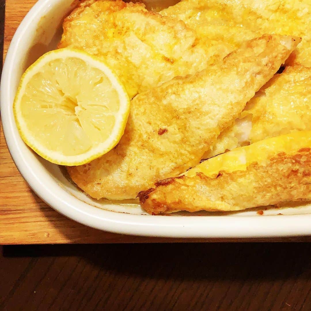 志摩有子さんのインスタグラム写真 - (志摩有子Instagram)「昨日信濃屋さん　@shinanoya.gotanda9320 で買ってきて、ブライン液に浸しておいたささみで鶏バター。小麦粉をはたいて卵液に浸してバターで表面を焼き、あとはたっぷりのバターとオーブンで焼いて仕上げる。食べる前にレモンをギュッと。  #鶏バター #ささみバター #しっとり #みんな大好き #arikoの美味しいルーティン」12月3日 23時07分 - ariko418