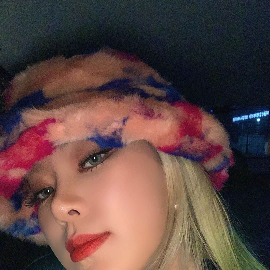 SAY さんのインスタグラム写真 - (SAY Instagram)「hate winter but at least my head is warm in this hat @slaayworldwide 🥵🥶 으 겨울 너무 싫어ㅓ」12月3日 23時06分 - saayworld