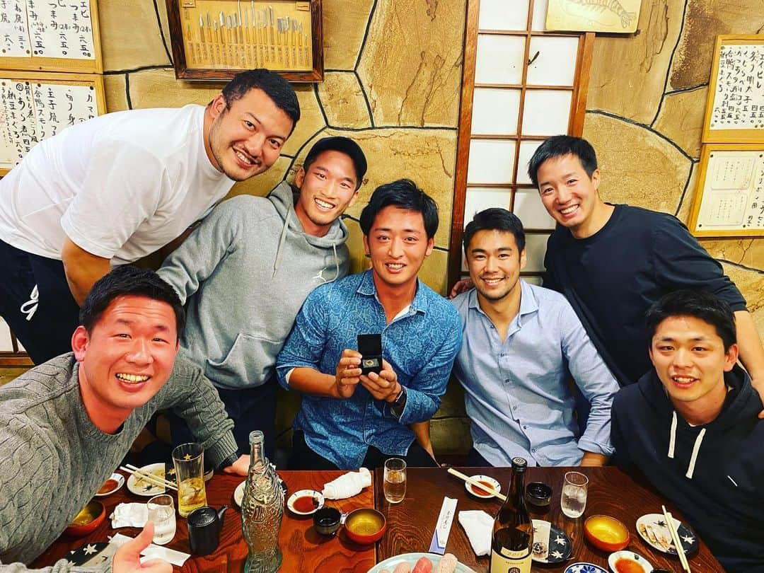 白村明弘さんのインスタグラム写真 - (白村明弘Instagram)「おつかれさまです！ しばらく前ですが大学時代からの友人たちからおつかれさま会をしてもらいました^_^ 最高の仲間です！！ありがとう！！！児玉はもっと長く現役でラグビー頑張って！  #慶應 #仲間 #引退」12月3日 22時58分 - haku43