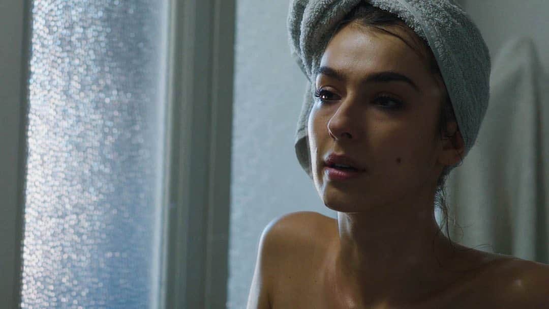 Stella Egittoのインスタグラム：「Lei è Anna e siamo  NEL BAGNO DELLE DONNE.  Vi confermo che avete visto bene sì, Anna non se la sta passando proprio bene.  È che anche quando uno proprio ce la mette tutta tutta per galleggiare, niente: qualcosa scappa di mano . Scappano di mano le responsabilità, scappano di mano le promesse. Tanto che ci si può ritrovare chiusi in un bagno ed arrivare a sceglierlo, questo lockdown. Vero Giacomo? @menerallegro (non lo conoscete ancora ma lo conoscerete appena vedrete il film, io l’ho sposato, è il protagonista 😉) . Ma siamo sicuri sicuri che quel bagno sia davvero il “resta dove ti porta il cuore?” O può comunque l’amore, anche quello più personale nevrotico e strampalato, avere la meglio su ogni certezza precaria a cui siamo sottoposti tutti noi ogni giorno? Scopritelo assieme a noi da oggi SU @miocinemasocial . Siamo un film pazzo quanto intelligente, e siamo così pazzi che ce lo diciamo da soli.  Anche se i primati per la follia vanno all’autore @massimovitali e al regista @marcocastaldi84 . @archivioluce  @nelbagnodelledonneilfilm  @volver.actor  @ep.suite19pr  @dicarlorella」
