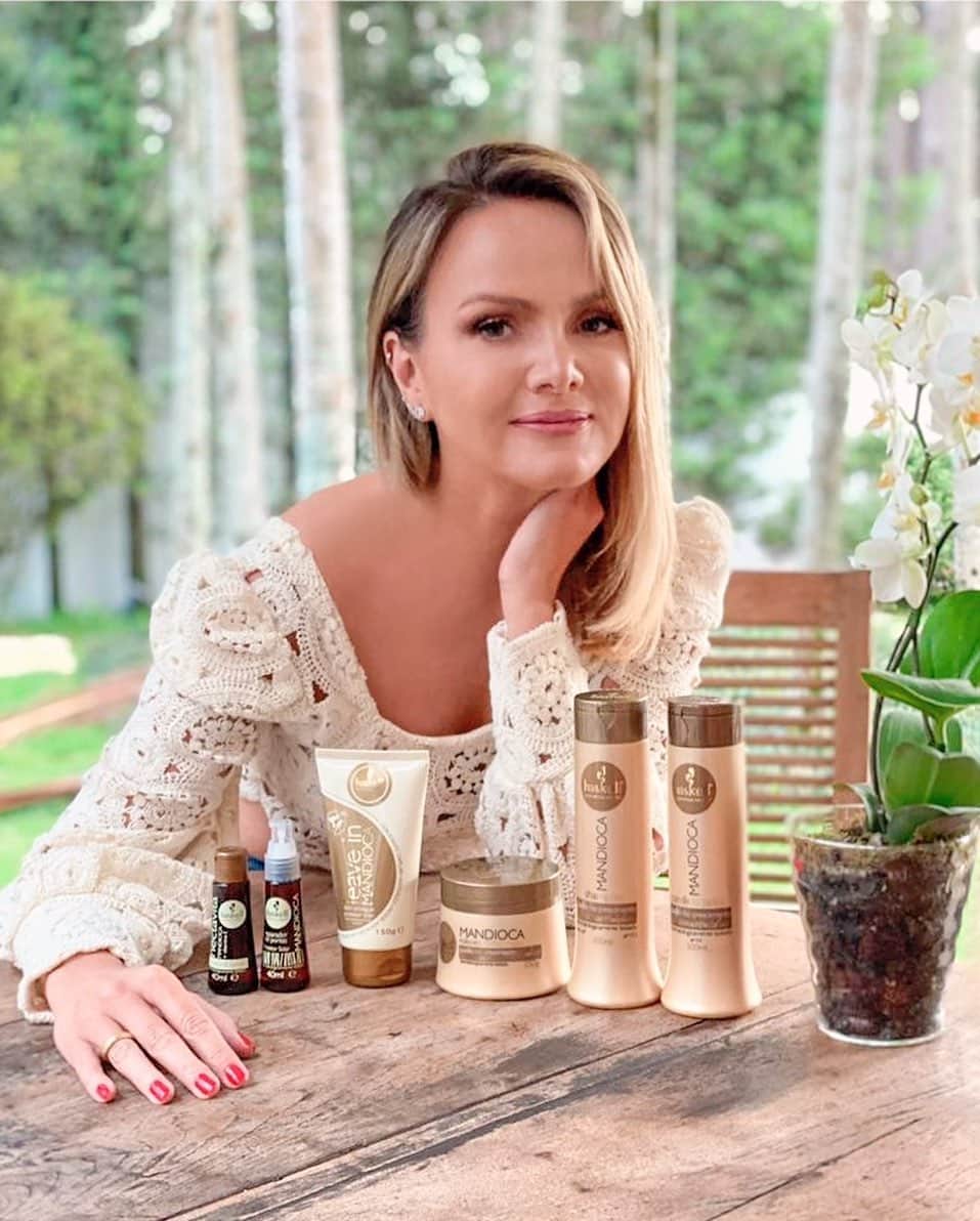 Eliana Michaelichin Bezerraのインスタグラム：「Hoje quero dividir com vcs uma dica incrível. Para manter meus cabelos saudáveis e fortes, mesmo com tantos procedimentos, eu uso a linha Mandioca, da @haskelloficial. Quem ainda não conhece pre-ci-sa experimentar❤️ Uma linha que hidrata profundamente e  é maravilhosa para recuperar os cabelos opacos e ressecados. É perfeito para os cabelos terem muito mais brilho e ainda crescerem fortes! Eu adorooo!  #meuhaskell #ad #beleza #cabelos」