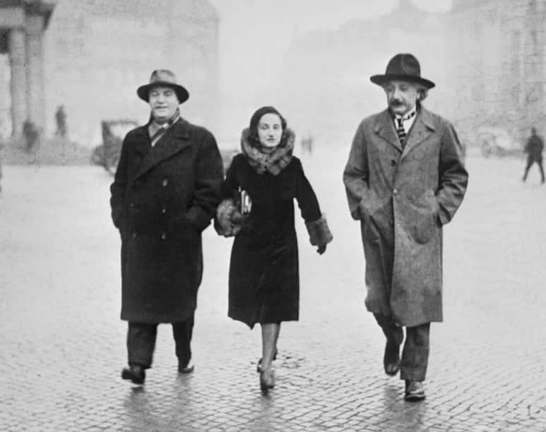 アルベルト・アインシュタインさんのインスタグラム写真 - (アルベルト・アインシュタインInstagram)「#ThrowbackThursday: This photo was taken 90 years ago this week, in Dec. 1930. Einstein is walking in Berlin with his stepdaughter Margot and her husband Dmitri Marianoff, a noted physicist.」12月3日 23時00分 - alberteinstein