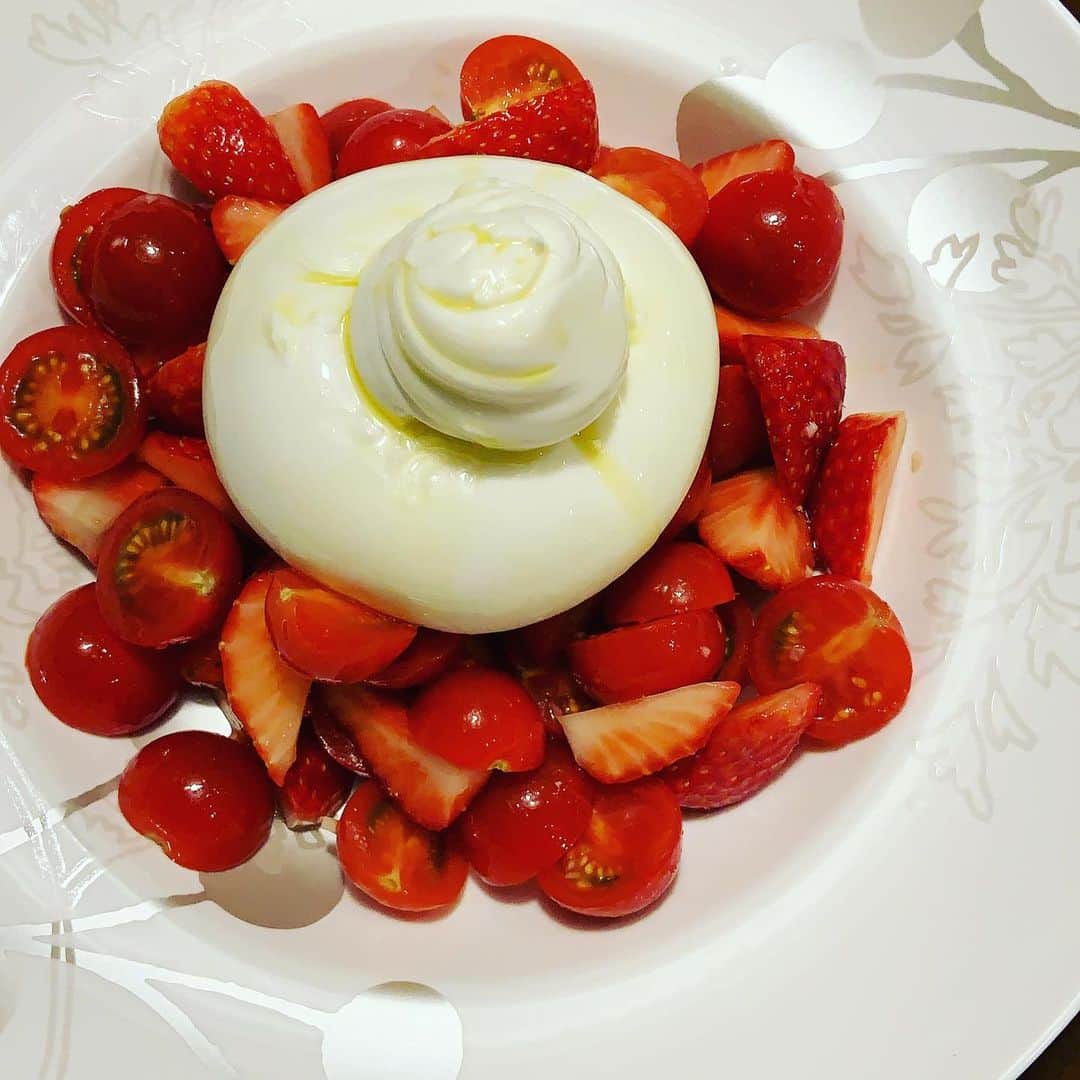 志摩有子さんのインスタグラム写真 - (志摩有子Instagram)「昨日の @with_mag_official でのインスタライブでも作らせてもらったいちごとミニトマトとブッラータ。早いものでスーパーには何種類ものイチゴが並んでいた。思わず手に取ってしまった。甘酸っぱさとブッラータのまろやかさがたまらない。  #カプレーゼ #arikoの美味しいルーティン」12月3日 23時00分 - ariko418
