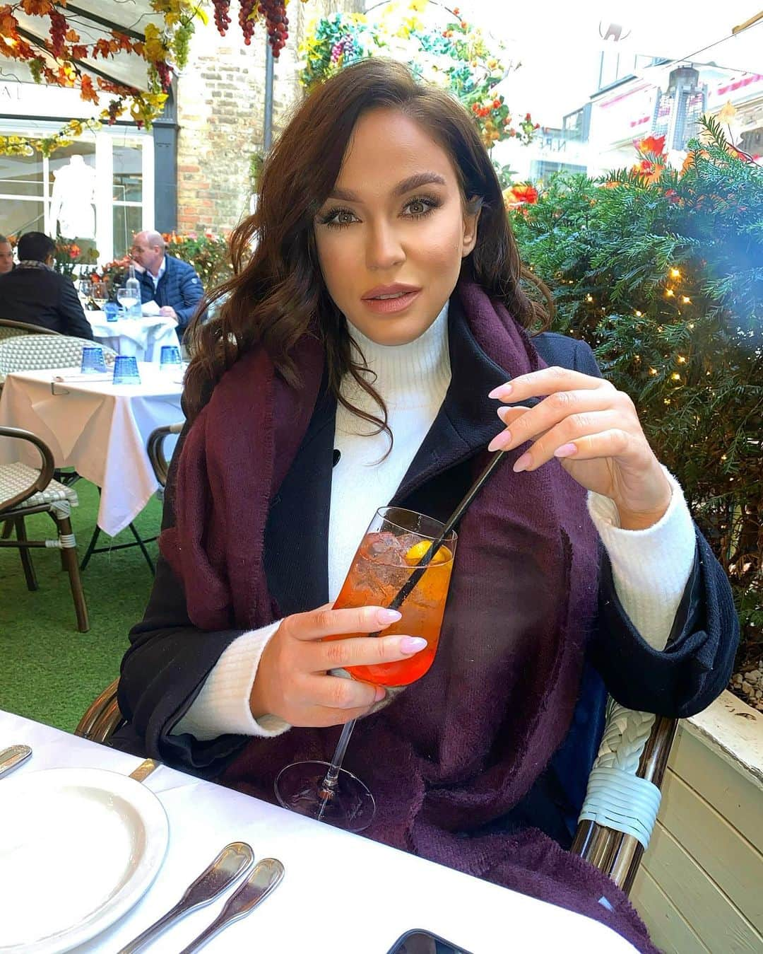 ヴィッキー・パティソンさんのインスタグラム写真 - (ヴィッキー・パティソンInstagram)「I literally cannot wait to be back in London with a cocktail in my hand and a mischievous glint in my eye already planning what I’m going to argue with @ercan_ram about on the way home... 😂😂😂😂 tis the season la la la laaaaaaa 🎄👏🏼🎉  Seriously though, I just want to be back in @hushmayfair fabulously festive courtyard eating and drinking things and counting my blessings!!! 😍🍹  What is a Christmas tradition you guys are looking forward to??! 😍🎄🎁」12月3日 23時01分 - vickypattison