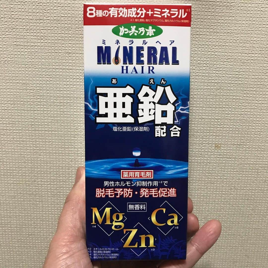 キートンのインスタグラム：「コロナ禍でハゲてきた。 ハゲが止まらないので、ついに手を出した。  育毛剤  ドラッグストアで買えるやつ。 本格的なのは副作用が怖くてよ。 医薬部外品とはいえ4,000円超えは高いよな。 でも、ハゲが止まるなら安いよな。 #キートン #ハゲ #育毛剤」