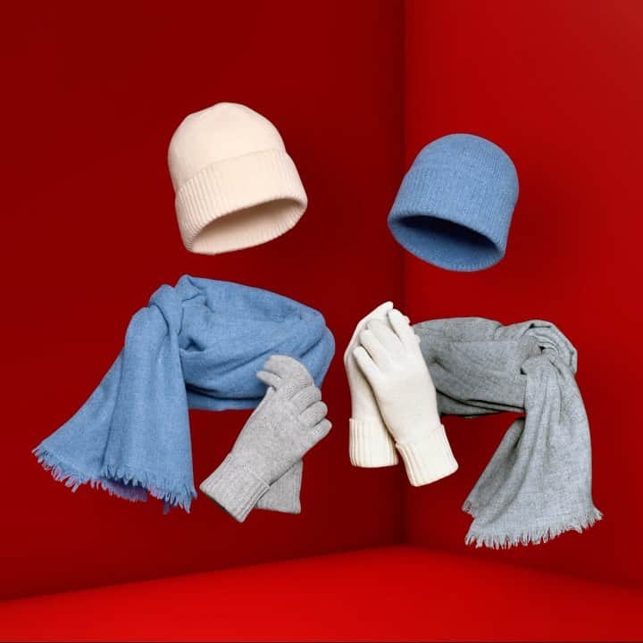 UNIQLO UKのインスタグラム：「Stay connected in warmth.  #GiftsWithHeart #LifeWear」