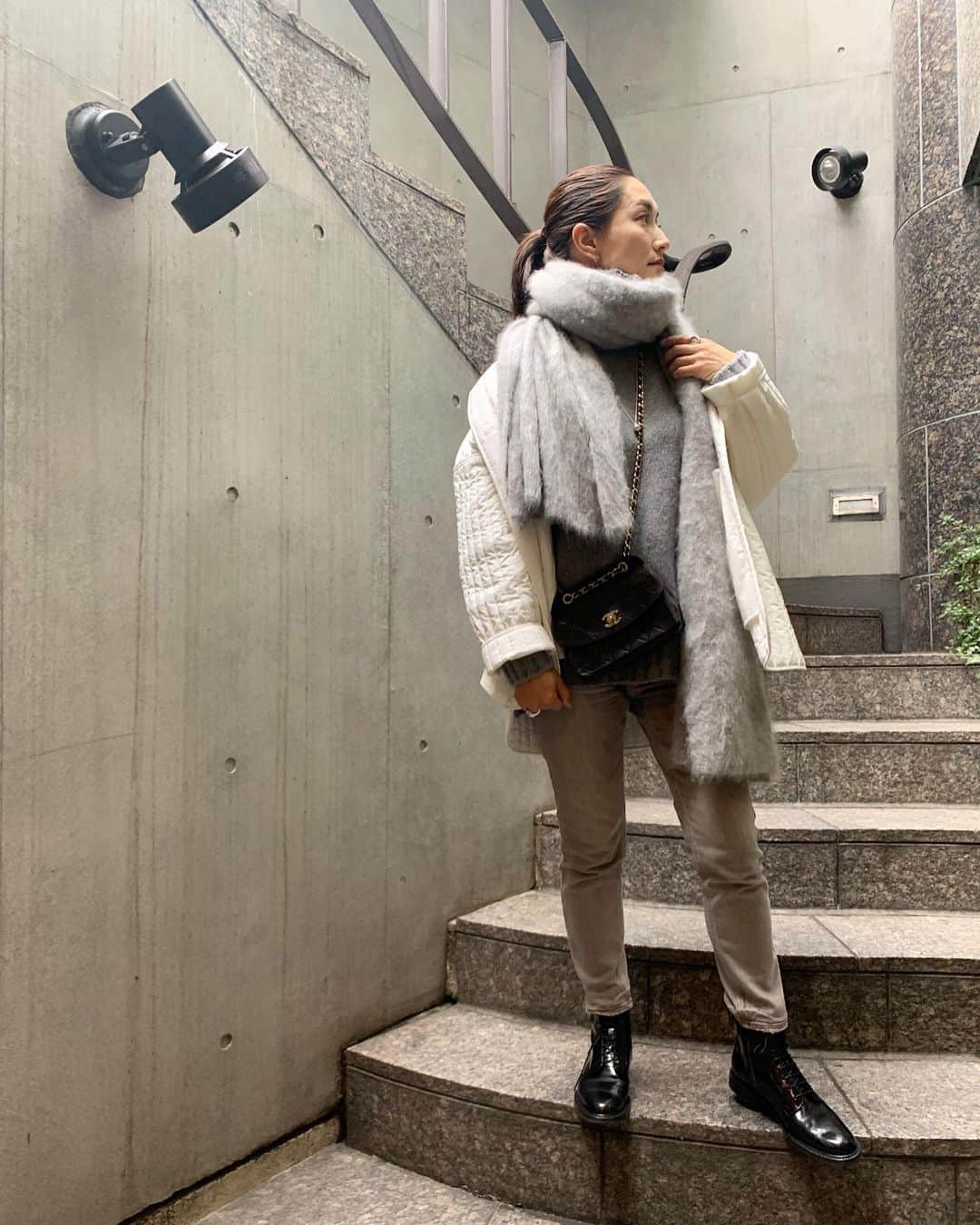 亀恭子のインスタグラム：「12月に入ってから一気に冬らしく、気温下がりましたね…  グレーワントーンに 今年の新顔 ホワイトのキルティングジャケット。の日  someday's… #fashion #ootd #kkstyle #tokyo #kamescloset #coat #newans #knit #sloane #pants #upperhights #stole #asaucemeler #bag #chanel vintage#shoes #church #winter #december #もちろん靴下もグレー」
