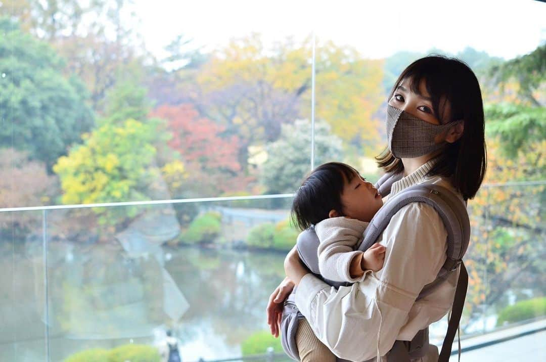 渡辺順子のインスタグラム：「明日は何時にお目覚めかなぁ🕰 ちなみに今日の起床は4:35起きでした() ・ 明日も1日頑張ろう！！ ・ ・ #赤ちゃんの早起きハンパない #毎朝頭突きで起こされる #ニッコニコで頭突きしてくる #憎めない #むしろ可愛い #つまり親バカ #寝る子は育つ #スクスク成長中  #幼児へのカウントダウン #1歳までのカウントダウン  #エルゴ  #抱っこ紐  #成長記録  #新米ママ #babyboy  #babystagram  #babyphotography」