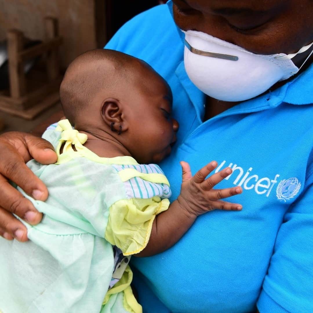unicefさんのインスタグラム写真 - (unicefInstagram)「Before the pandemic hit, conflict, poverty, malnutrition and climate change were already affecting more and more children.⠀ ⠀ Now COVID-19 is making a bad situation even worse. ⠀ ⠀ We’re calling on governments to increase and maintain funding for emergencies. We must pull together as a global community and reimagine a safer world #ForEveryChild. Tap the link in our bio to find out more. © UNICEF/UNI326760/Dejongh」12月3日 23時15分 - unicef
