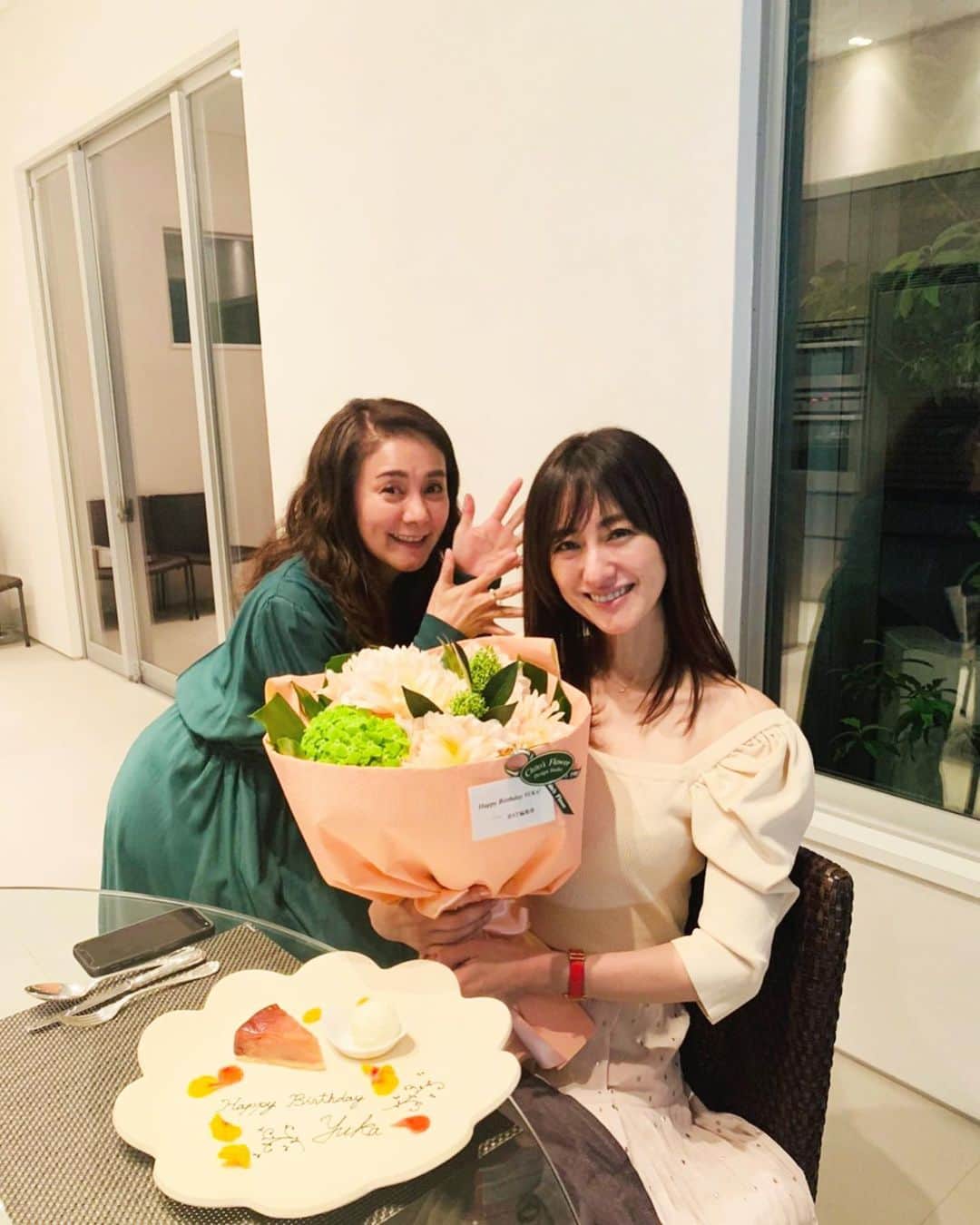 前田ゆかのインスタグラム：「先日のお祝い会✨  節目の誕生日を美ST副編集長 漢那さんがお祝いをしてくださいました✨✨✨  この日はおめでとう🍾がたくさん重なった日。漢那さんの副編集長 昇進と同じ11月誕生日のお祝いも一緒に🥂おめでとうを乾杯しました❕  編集部の皆さんから思いがけないお花とサプライズプレゼントに驚きと嬉しさでいっぱいです。 漢那さんとも久しぶりだったこともあり時が経つのを忘れてしまうほど楽しい時間は気付くとあっという間！  新しい年の幕開けはステキな方々に　お祝いしていただきかけがえのない特別な日となりました。  年齢を重ねる喜びを噛みしめて✨✨  喜び溢れるお祝いを本当にありがとうございました♪  #美ST #光文社 #昇進おめでとうございます✨ #1日1組のステキなレストラン🥂」